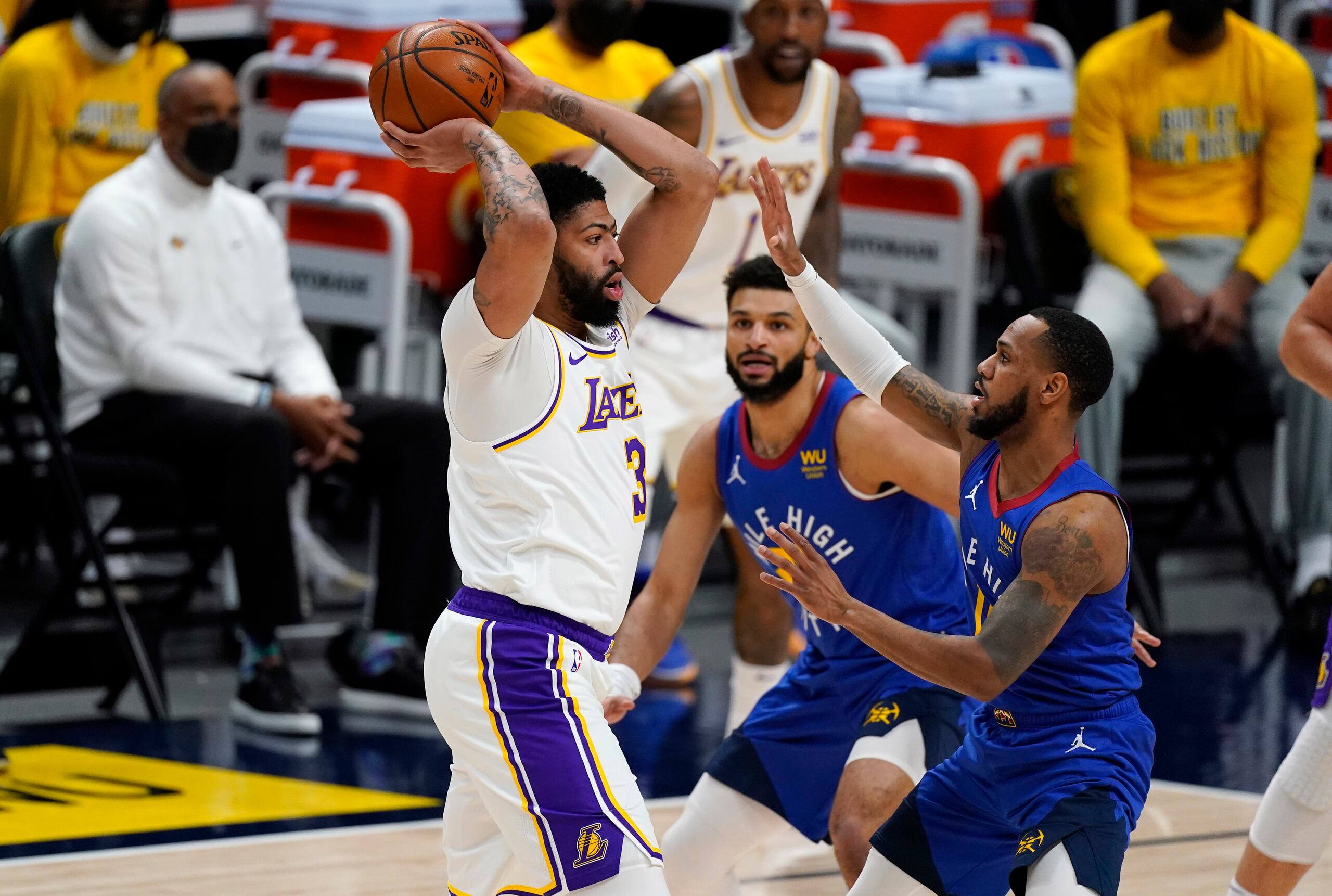 Anthony Davis durante el partido de los Lakers contra los Nuggets el domingo pasado.