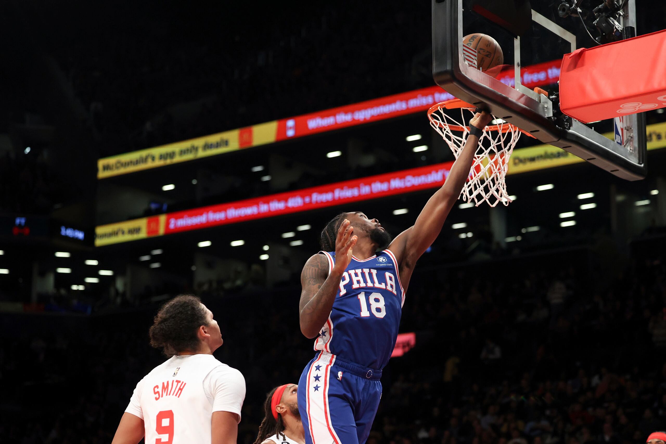 Shake Milton (18) de los 76ers de Filadelfia anota ante los Nets de Brooklyn, el domingo 9 de abril de 2023. (AP Foto/Jessie Alcheh)