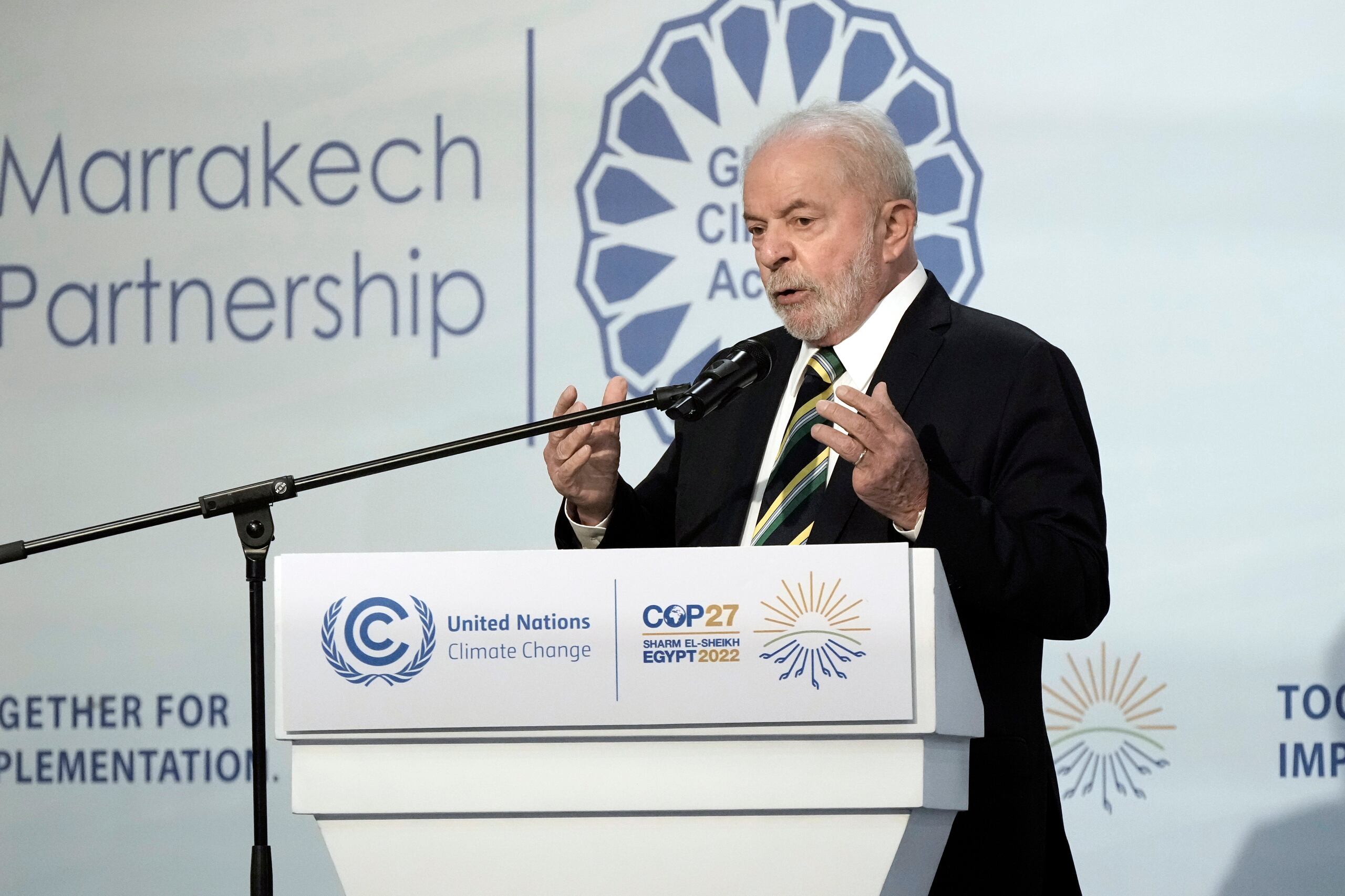 El presidente electo de Brasil, Luiz Inacio Lula da Silva, pronuncia un mensaje durante la Cumbre Climática de la ONU COP27 en Sharm el-Sheij, Egipto.