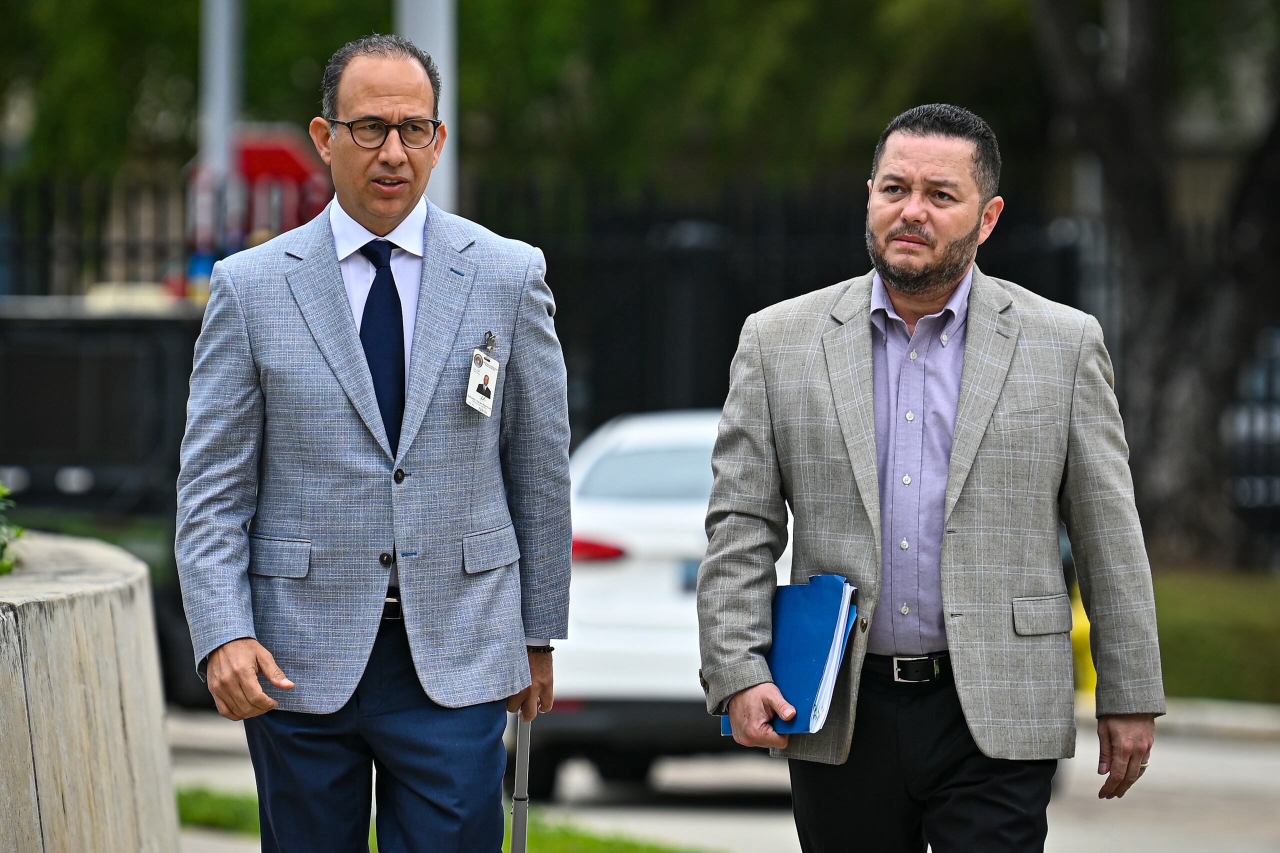 El exalcalde de Guaynabo, Ángel Pérez, junto a uno de sus abogados, Eduardo Ferrer.