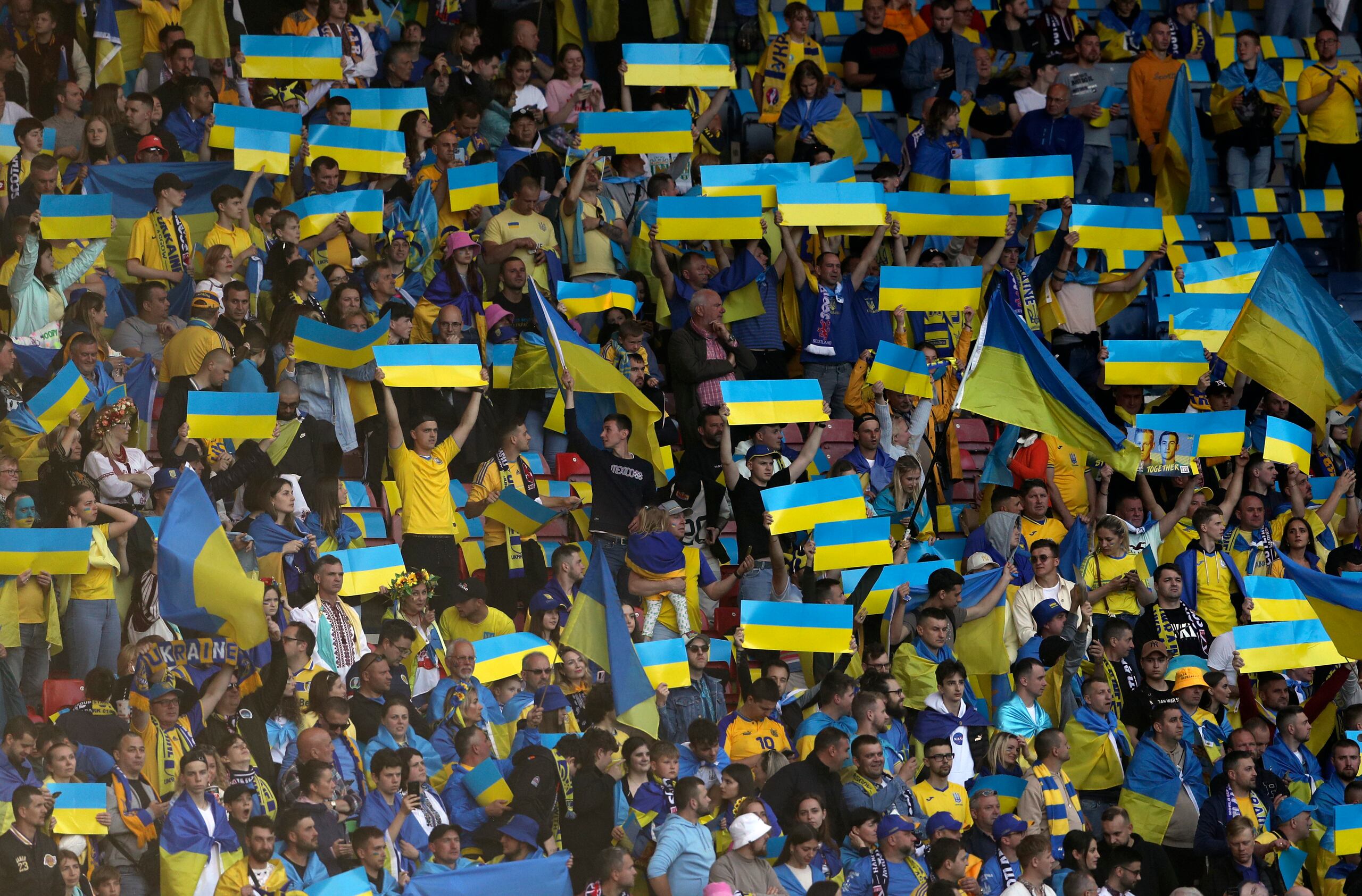 Aficionados de Ucrania durante el encuentro de repechaje de su país ante Escocia en Glasgow el miércoles 1 de junio del 2022. (AP Foto/Scott Heppell)