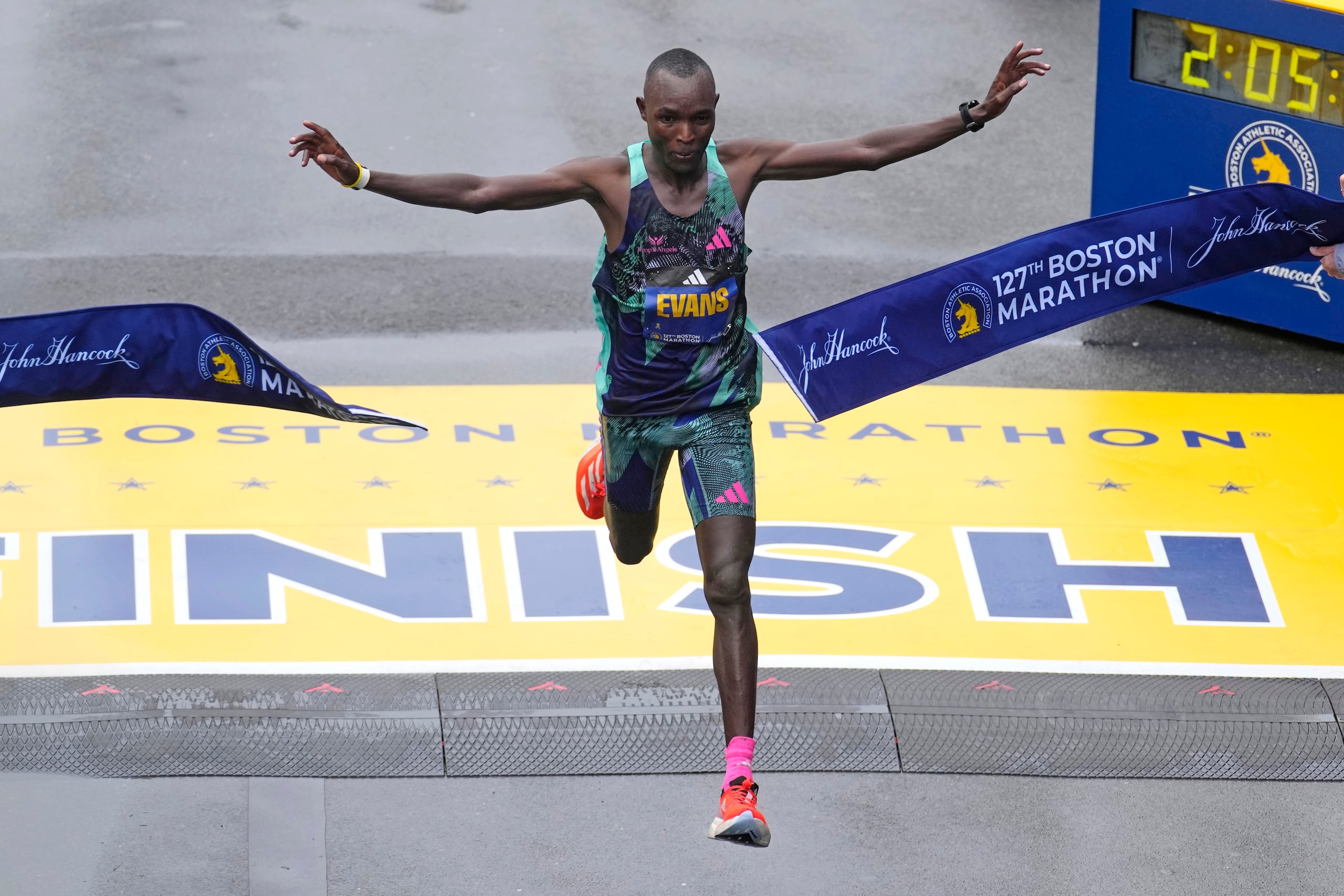 Evans Chebet, de Kenya, quiebra la cinta que marcaba la entrada del primer corredor en rebasar la meta de la edición 2023 del Maratón de Boston.