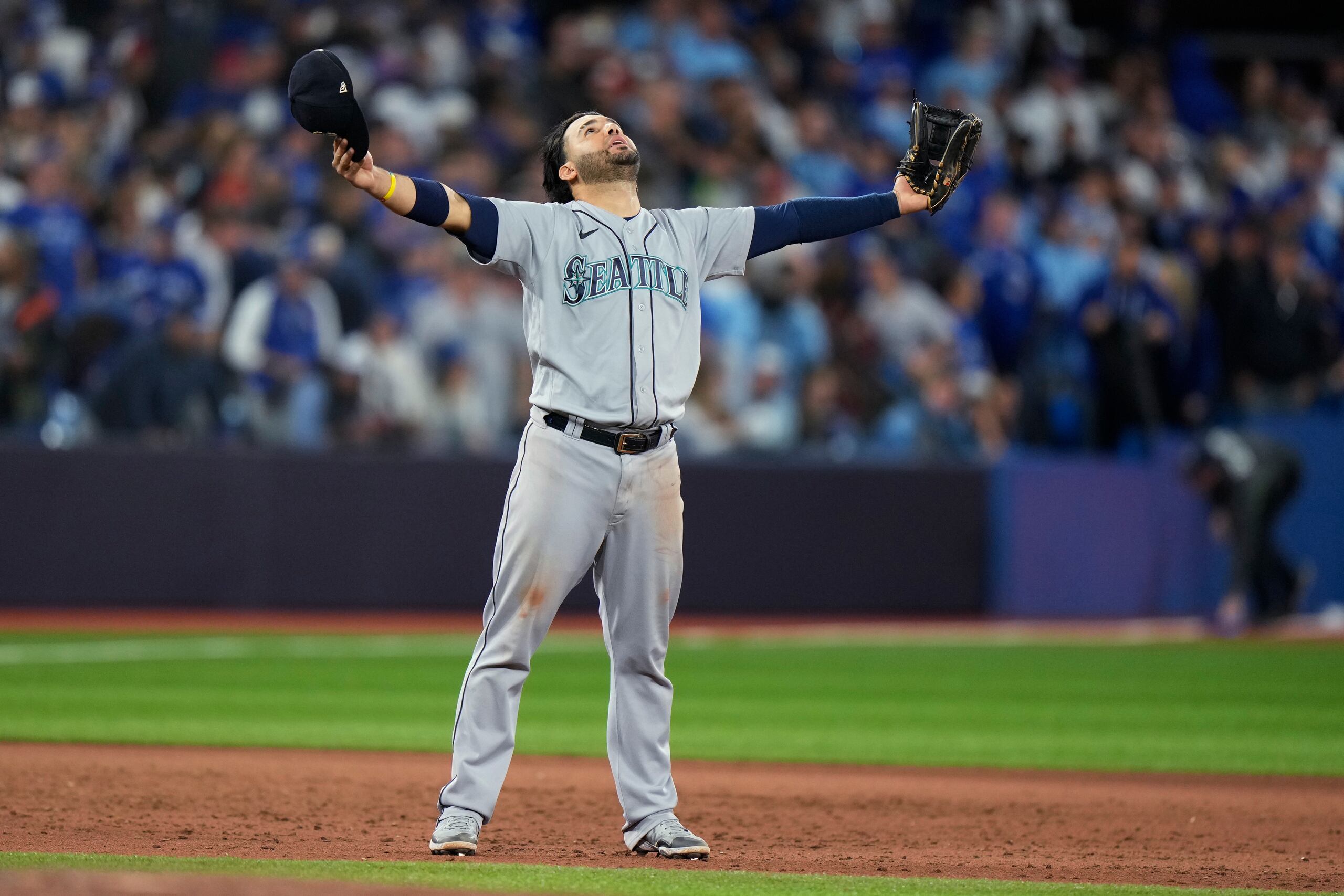 El antesalista de los Mariners de Seattle, Eugenio Suárez, festeja la importante victoria de su equipo el sábado ante los Blue Jays.