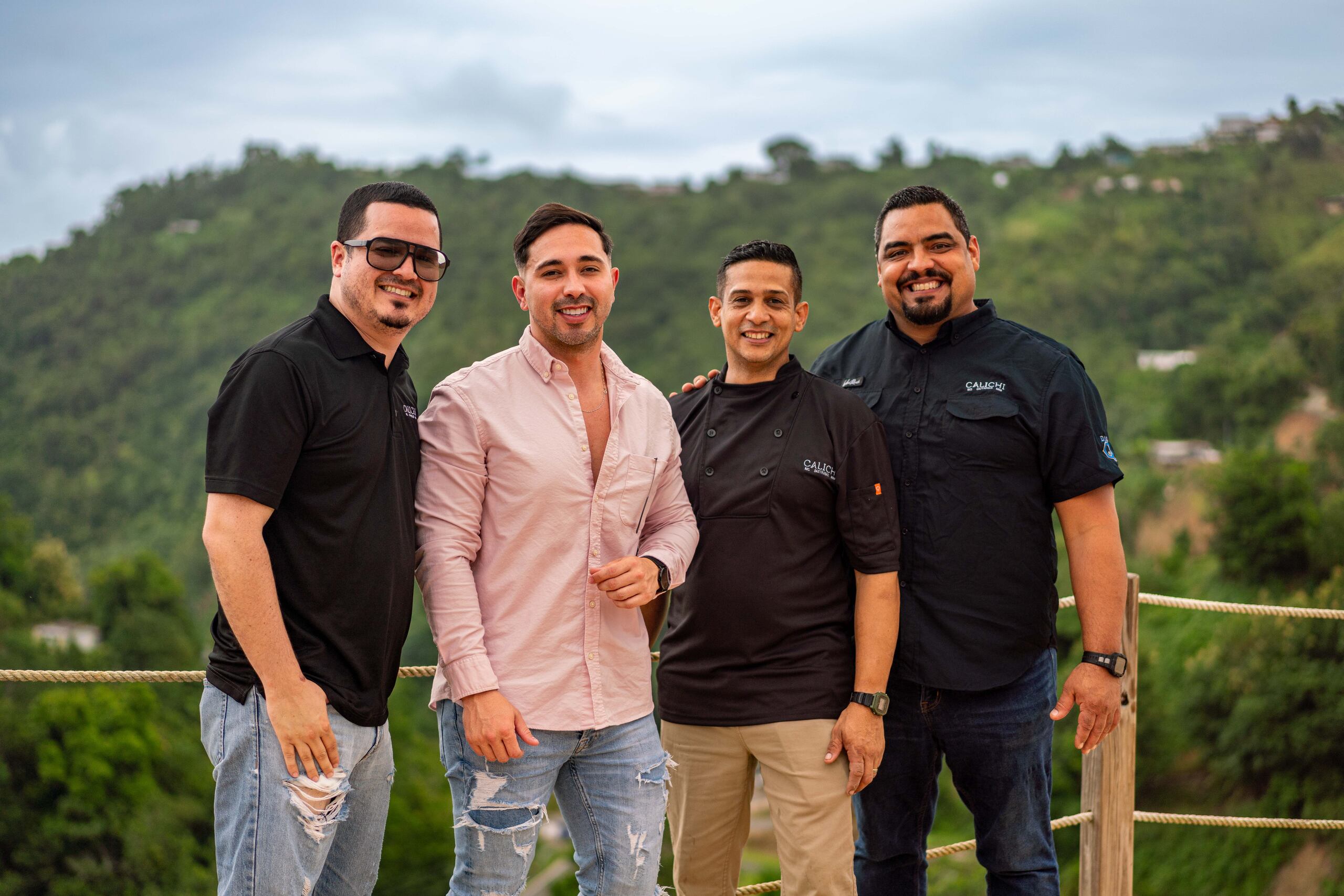 Felix Rodríguez  y Eric García junto con el chef Lorenzo Flores Contreras y el gerente del lugar, Orville Rodríguez. 