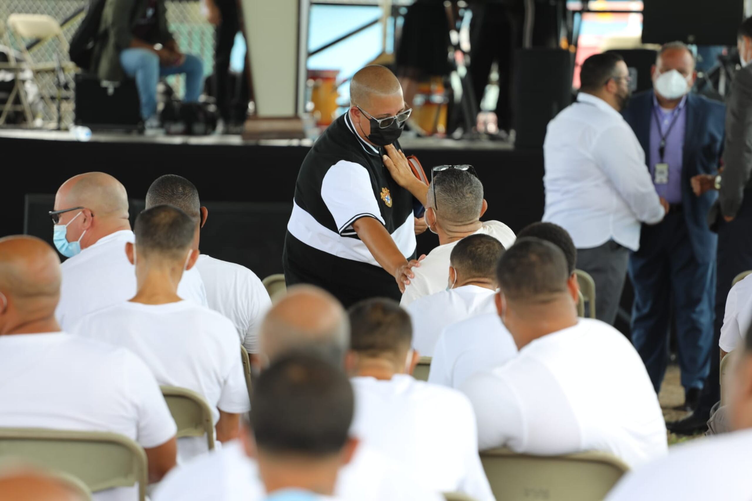 El pastor Héctor Delgado comparte su regreso a la música en emotiva presentación ante confinados de Puerto Rico.