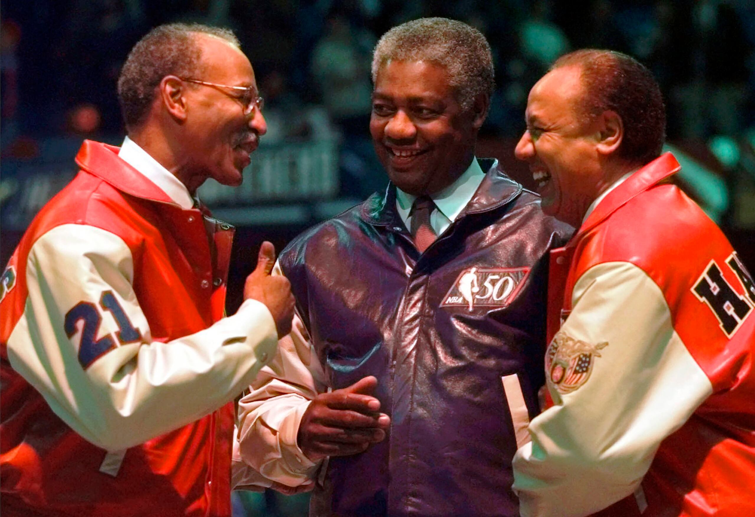 De izquierda a derecha, las leyendas de la NBA, Dave Bing, Oscar Robertson y Lenny Wilkens durante el homenaje del 50 aniversario de la NBA en 1997.