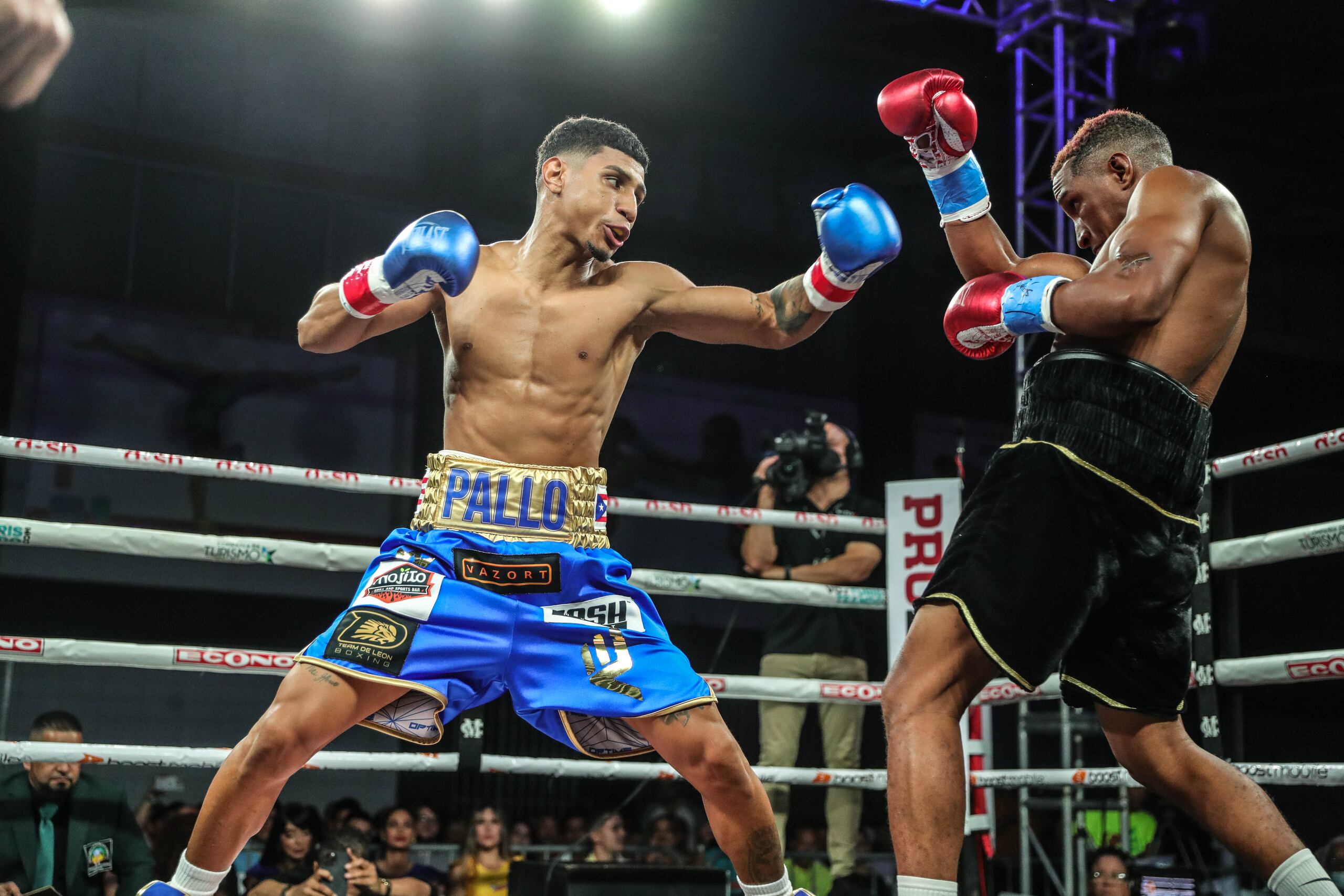 Edwin “Chin” Valentín castiga al colombiano Yeison Vargas.