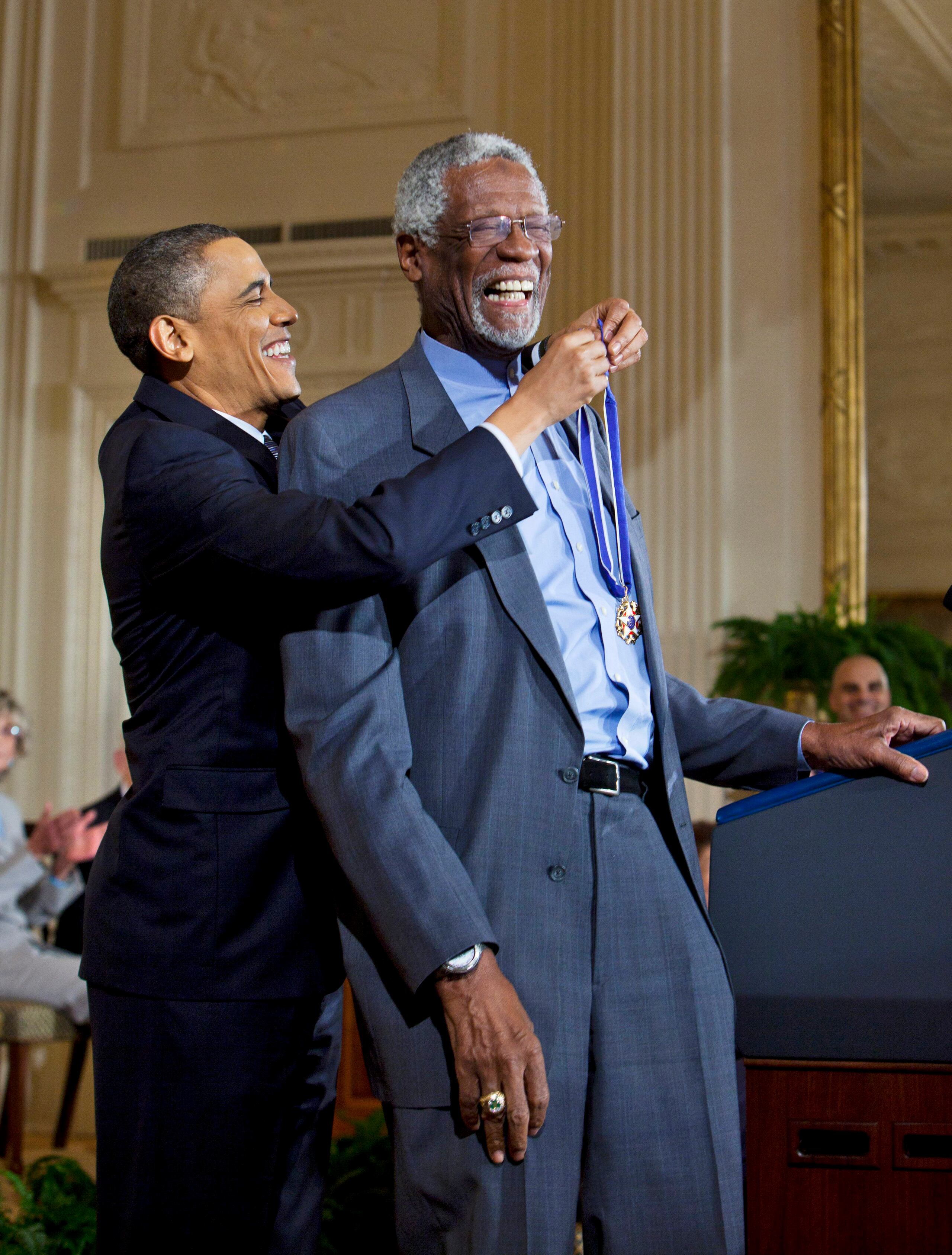 En el 2011 el entonces presidente de Estados Unidos, Barack Obama le otorgó la Medalla de la Libertad al ex jugador de baloncesto Bill Russell, durante una ceremonia, en la Casa Blanca.