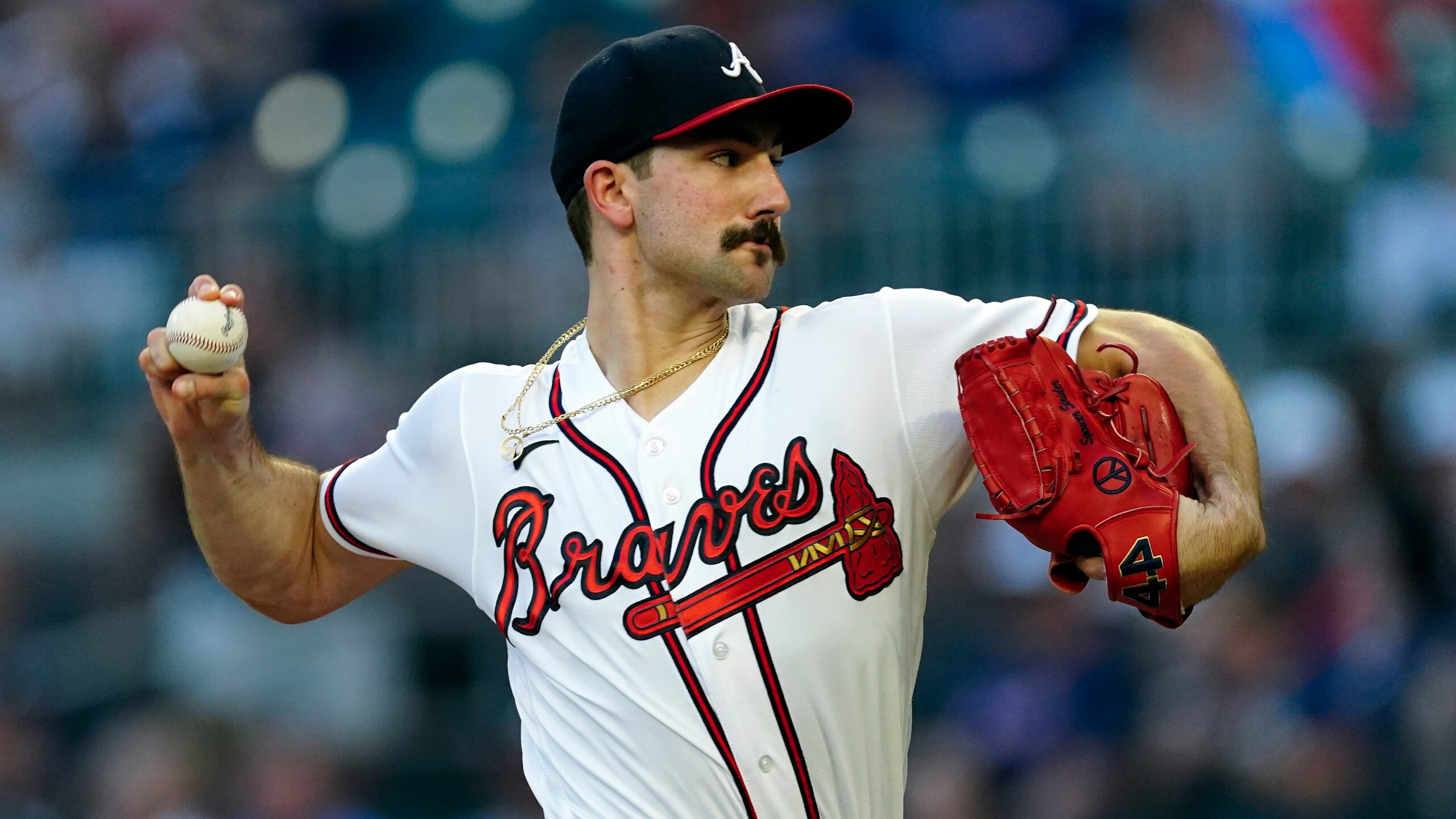 El lanzador Spencer Strider, de los Braves de Atlanta, realiza un envío durante su magistral salida del jueves ante Colorado, en la que ponchó a 16 bateadores.