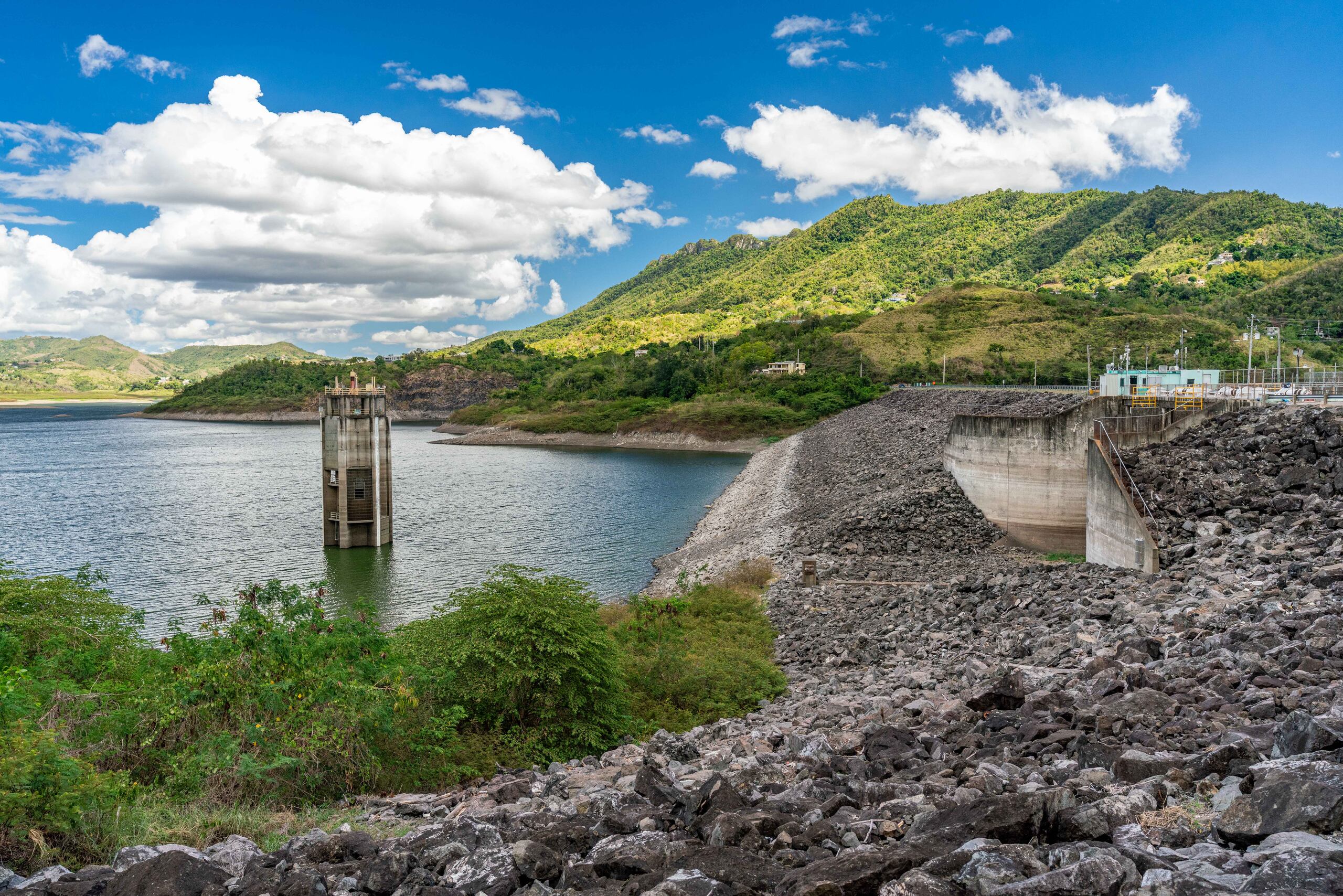 Lago y represa de Toa Vaca.