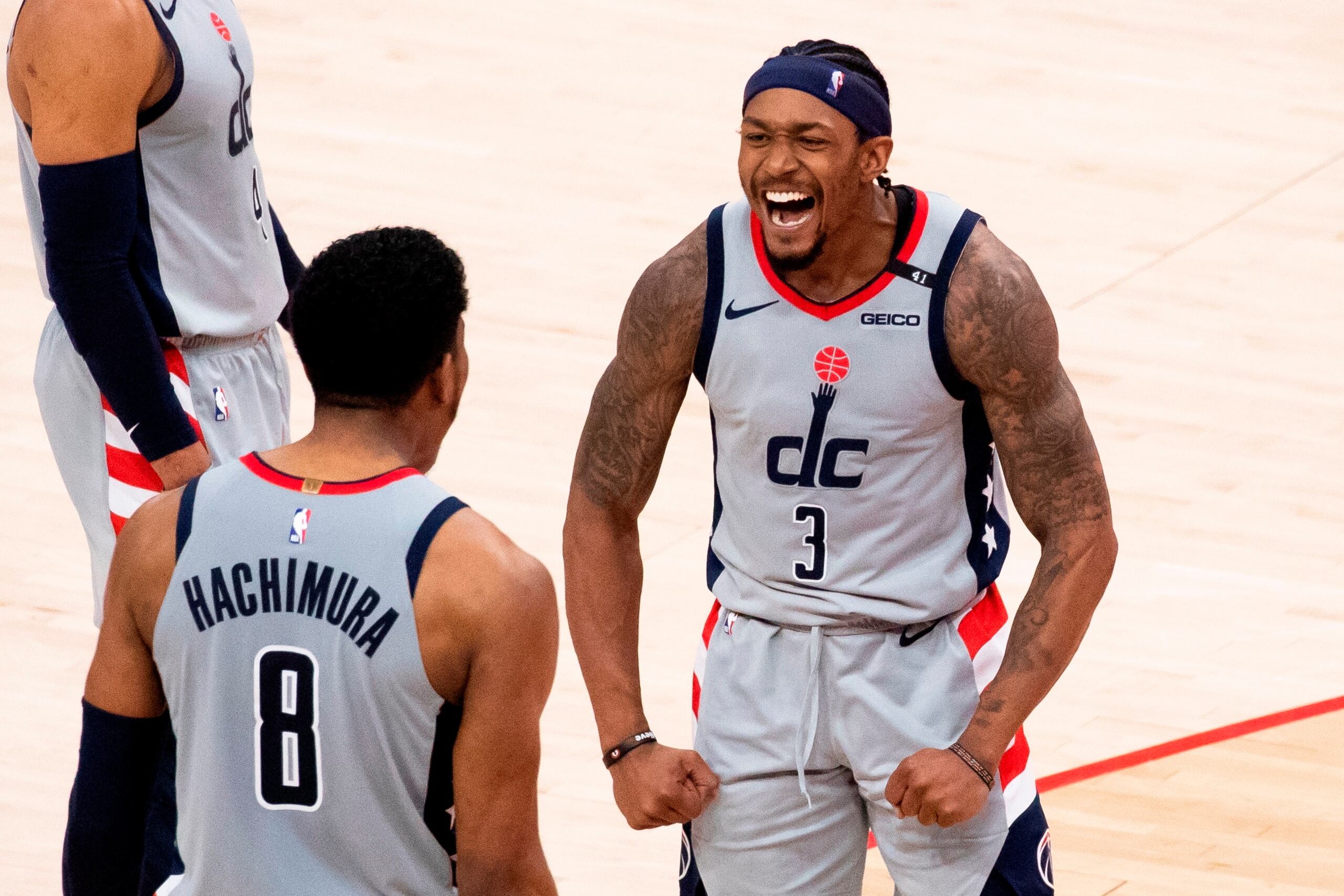 Bradley Beal (de frente) y Rui Hachimura (8) celebran la victoria de los Wizards.