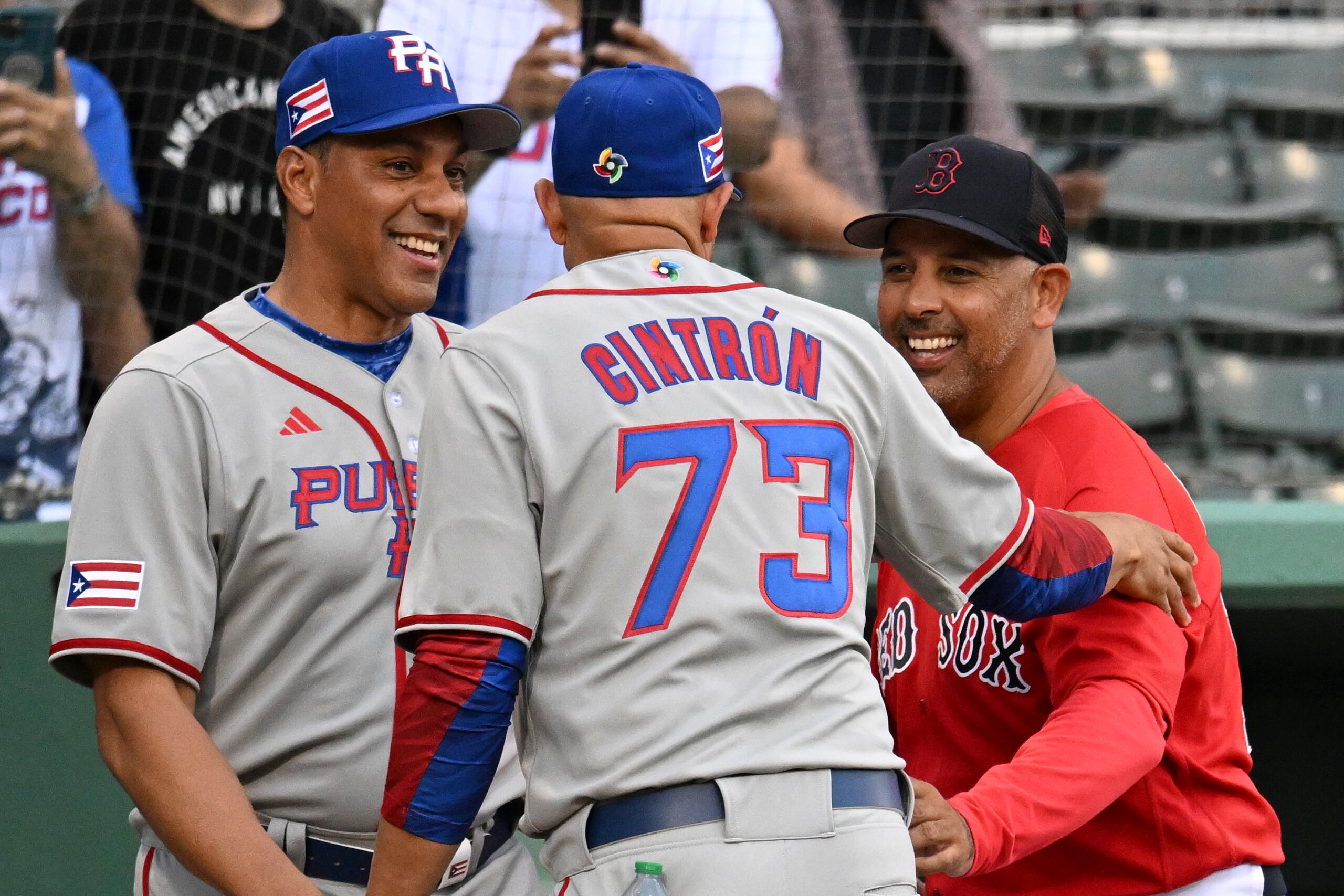 El dirigente de los Red Sox, Alex Cora, a la derecha, aquí junto a Alex Cintrón y Juan 'Igor' González previo a fogueo contra Puerto Rico, ha comenzado los campamentos de primavera con marca de 8-0.