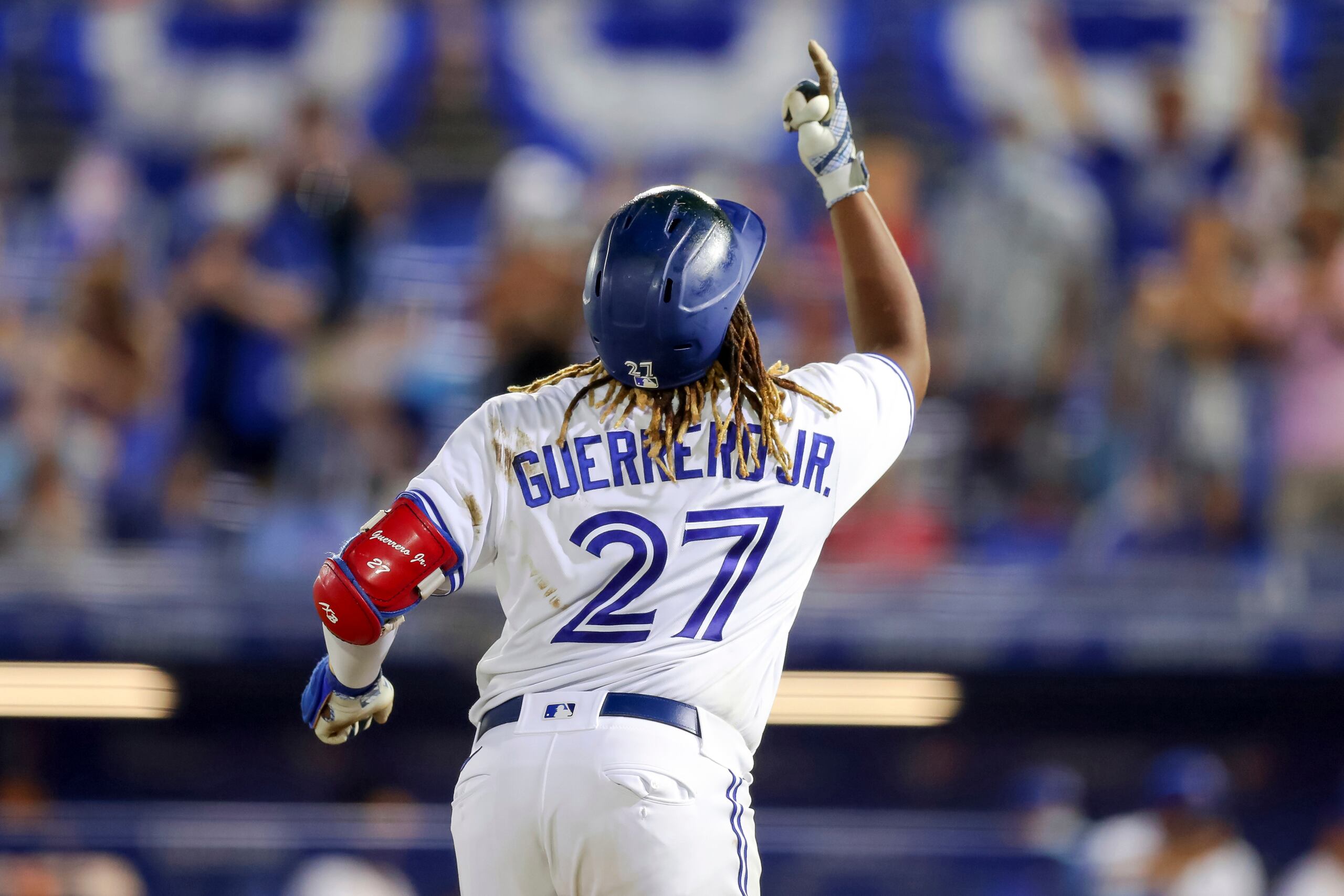 El dominicano Vladimir Guerrero Jr., de los Blue Jays de Toronto, festeja su paso por la tercera base después de disparar su tercer jonrón contra los Nacionales de Washington en la séptima entrada.