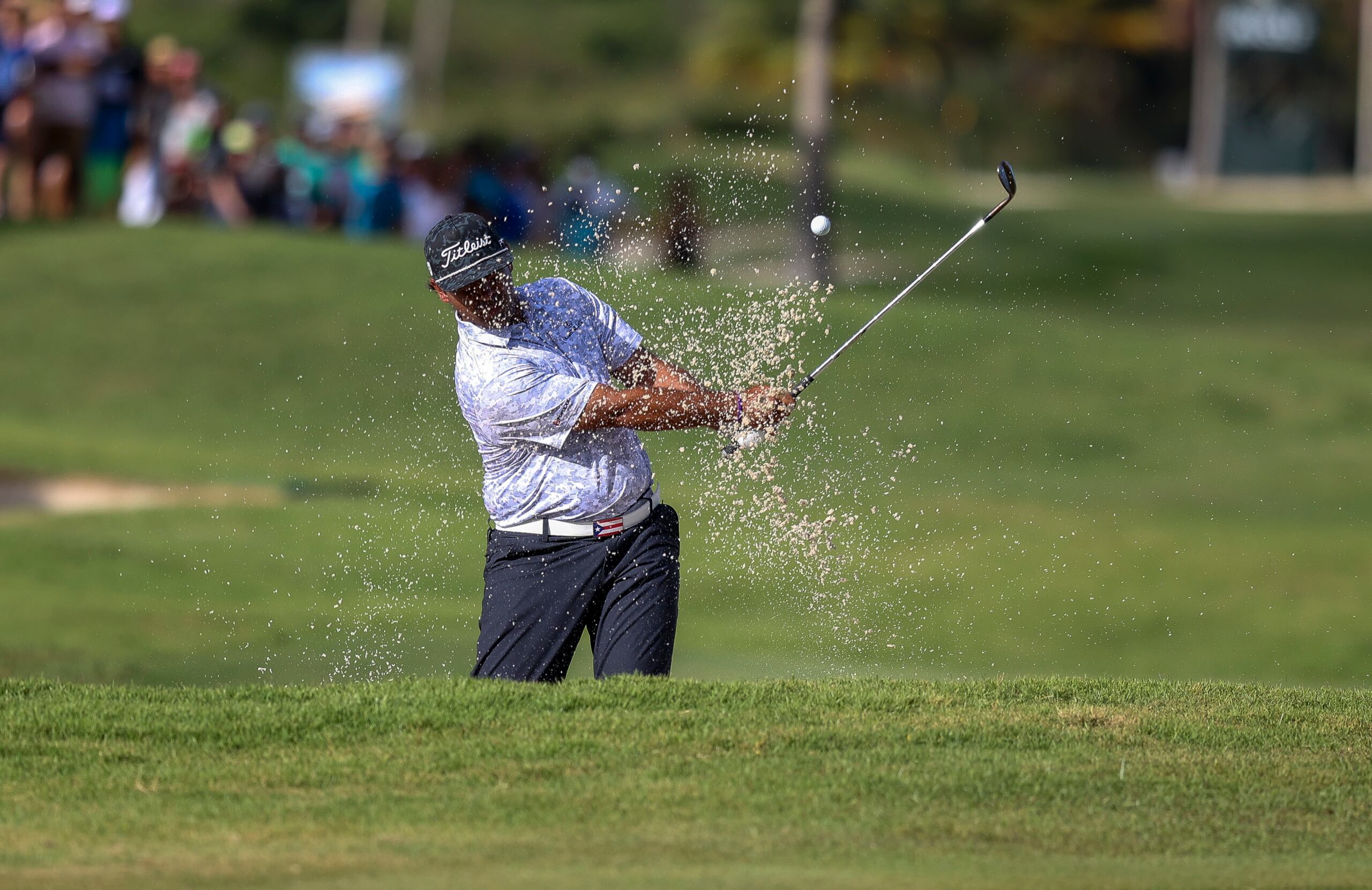 Rafa Campos completa el swing par salir de una trampa de arena durante la jornada sabatina del Puerto Rico Open.