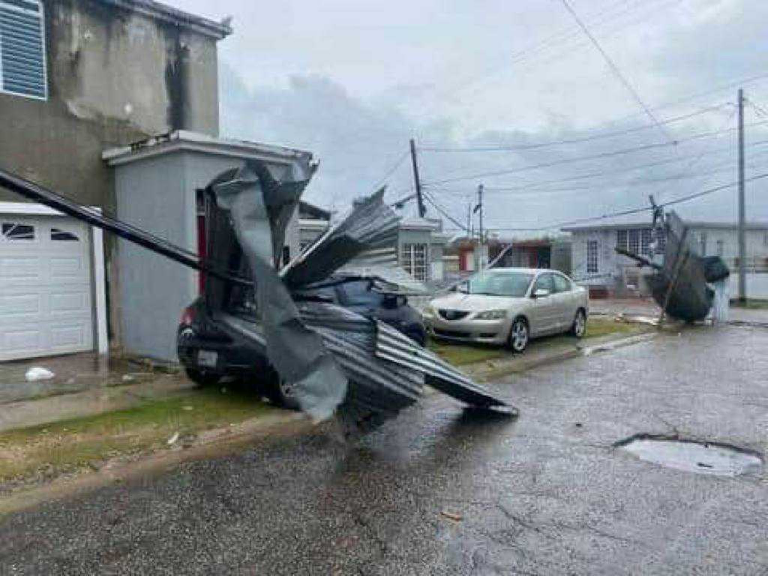 Arecibo fue impactado por el fuerte tornado el domingo en la tarde.