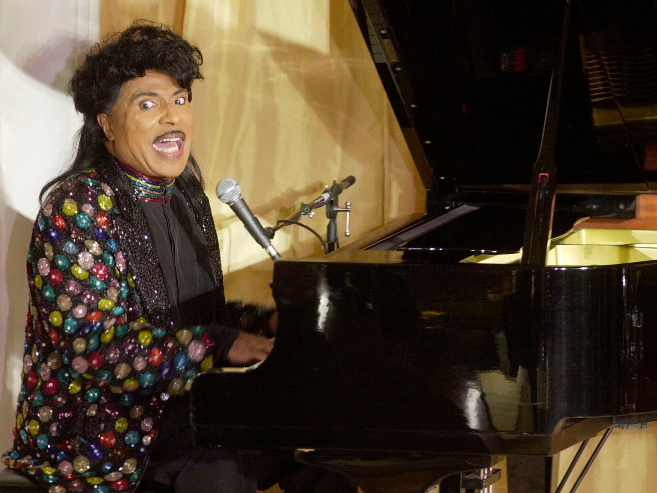 En esta foto del 2001, Little Richard canta en el 93er cumpleaños y 88vo año de trayectoria de Milton Berle, en Beverly Hills, California.