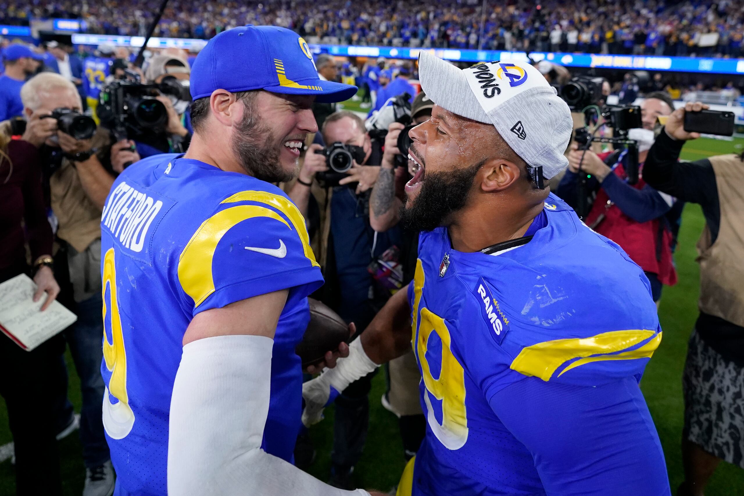 Matthew Stafford, a la izquierda, Aaron Donald, a la derecha, y el resto de los Rams, jugarán el Super Bowl del domingo en su casa ante los Bengals de Cincinnati.