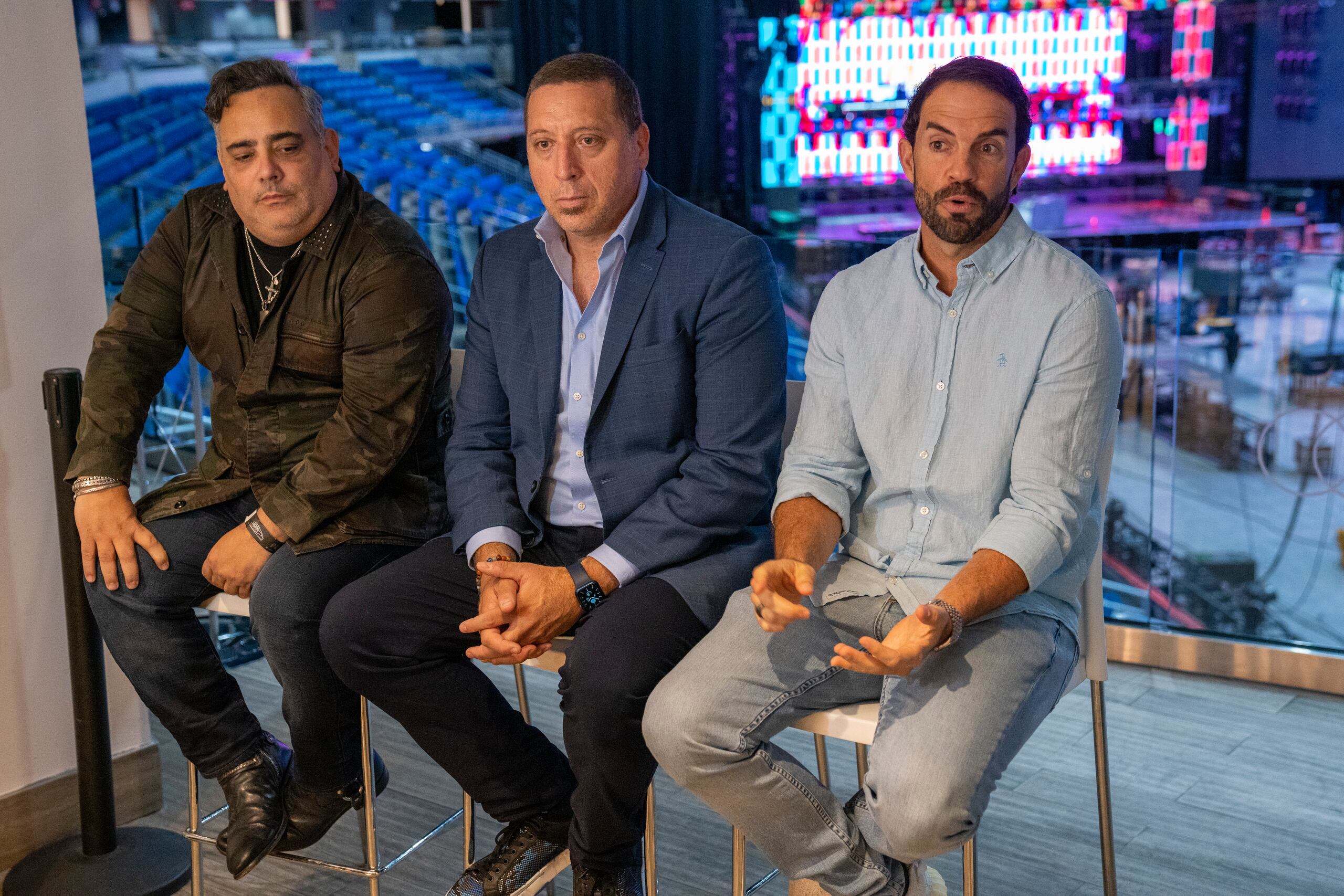 En la foto, Carlos Pérez, director creativo del evento, Jorge L. Pérez, gerente regional en Puerto Rico de ASM Global, y el productor Paco López.