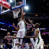 Una chapa de Antetokounmpo a Joel Embiid le dio a los Bucks el triunfo sobre los Sixers