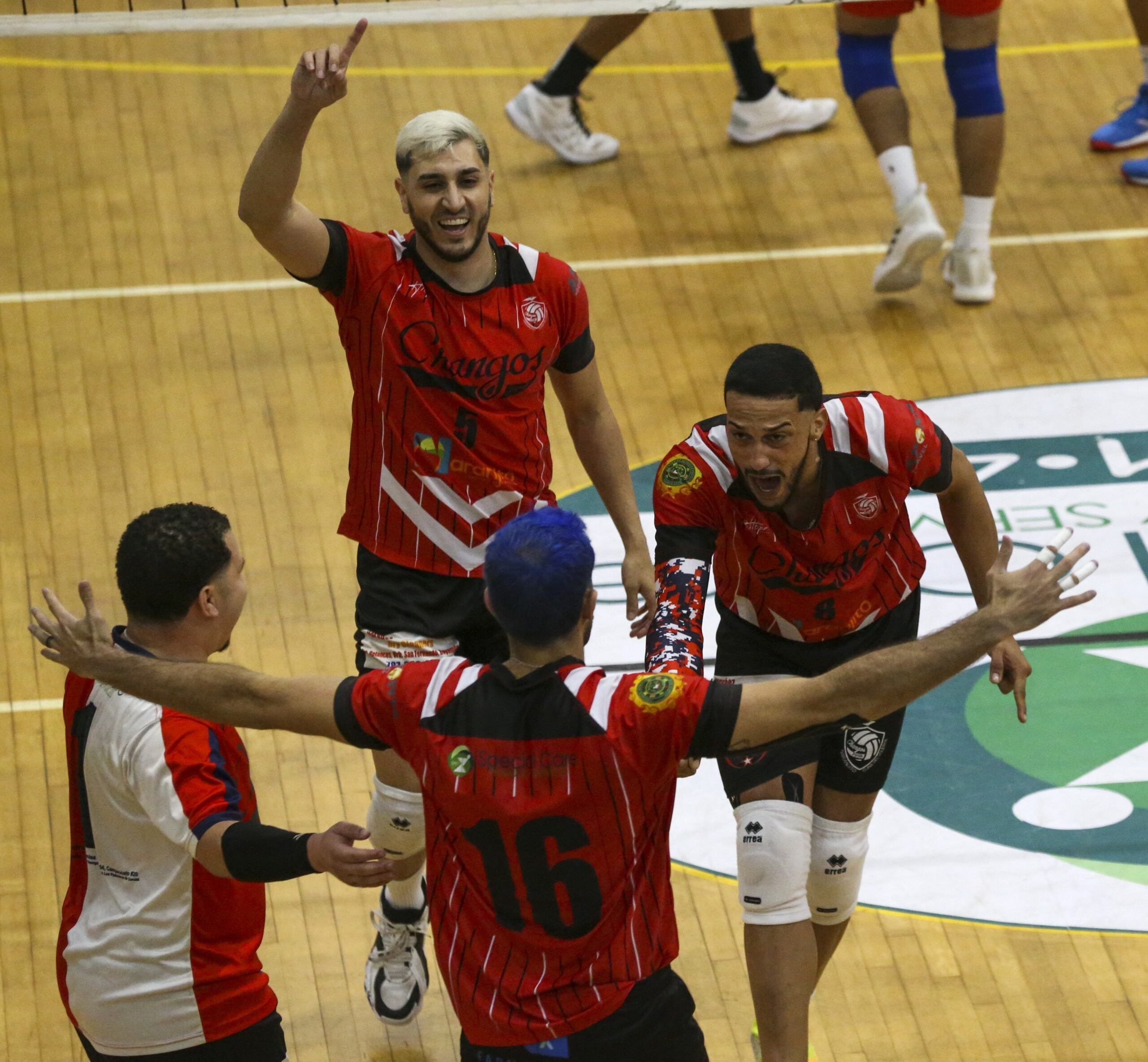 Ángel Rivera -agachado- ya fue entrevitado por el director del torneo.