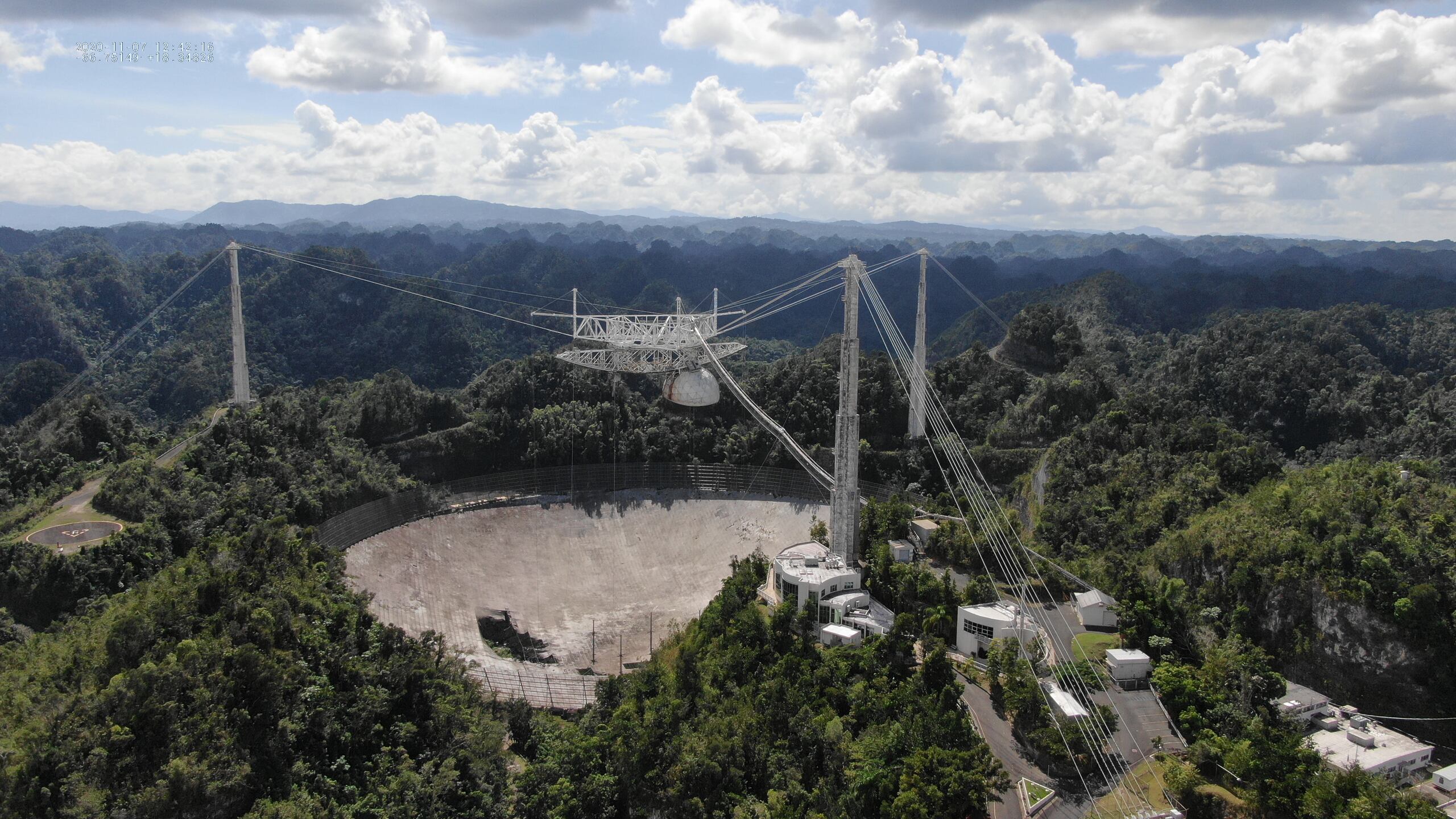 Vista aérea del Observatorio de Arecibo donde se aprecia los más de 100 pies del plato que colapsaron tras la ruptura de un cable de soporte.