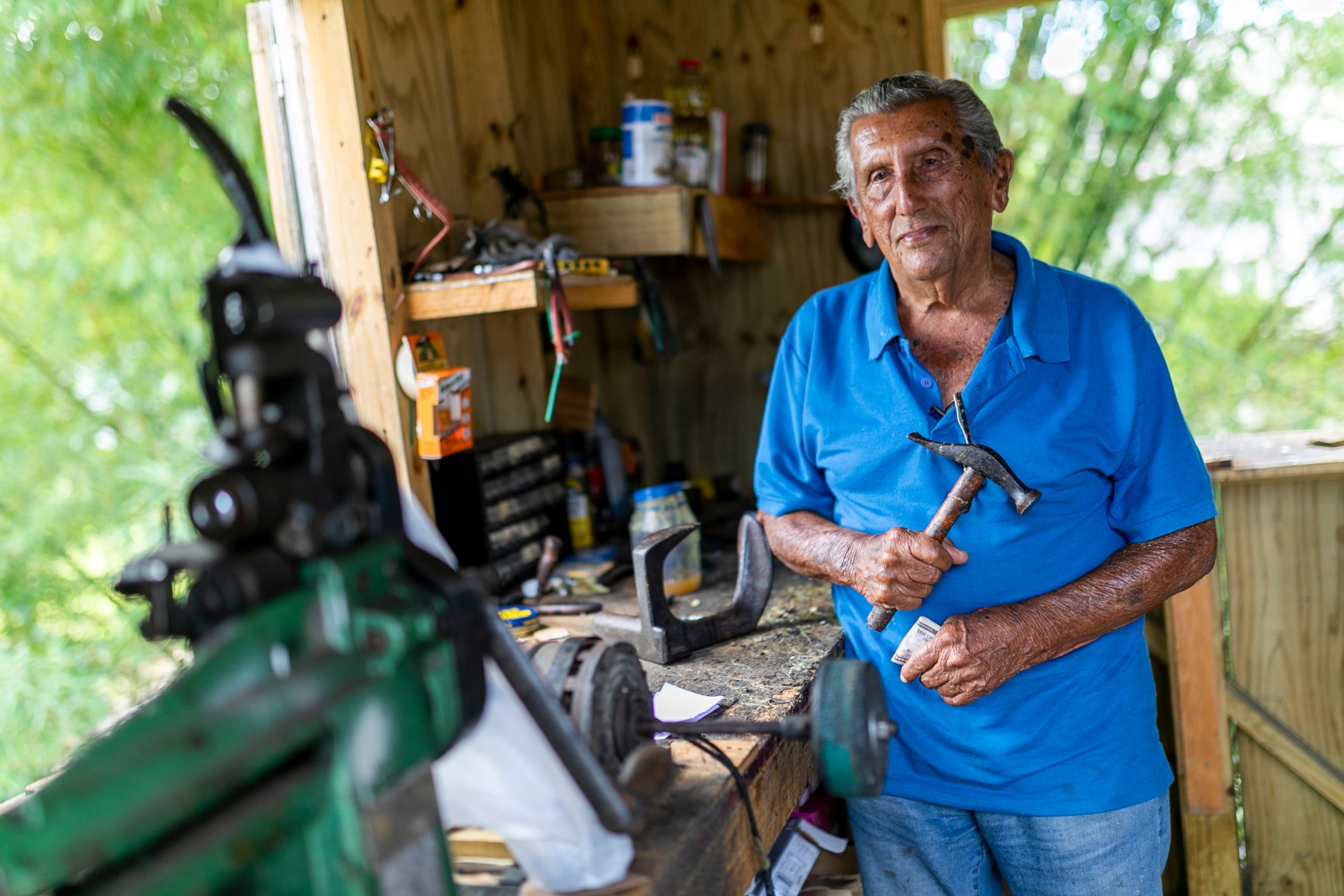 Don Guillín, quien tiene su taller en una casita que le ayudaron a reconstruir tras el huracán María,  aseguró que está satisfecho del camino andado, sobre todo el reconocimiento de su pueblo.