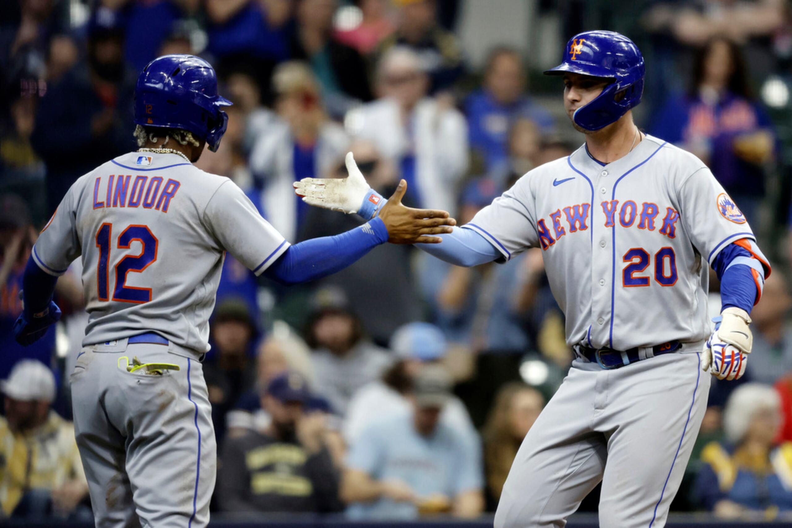 Pete Alonso es felicitado por Francisco Lindor después de un cuadrangular ante los Brewers de Milwaukee.