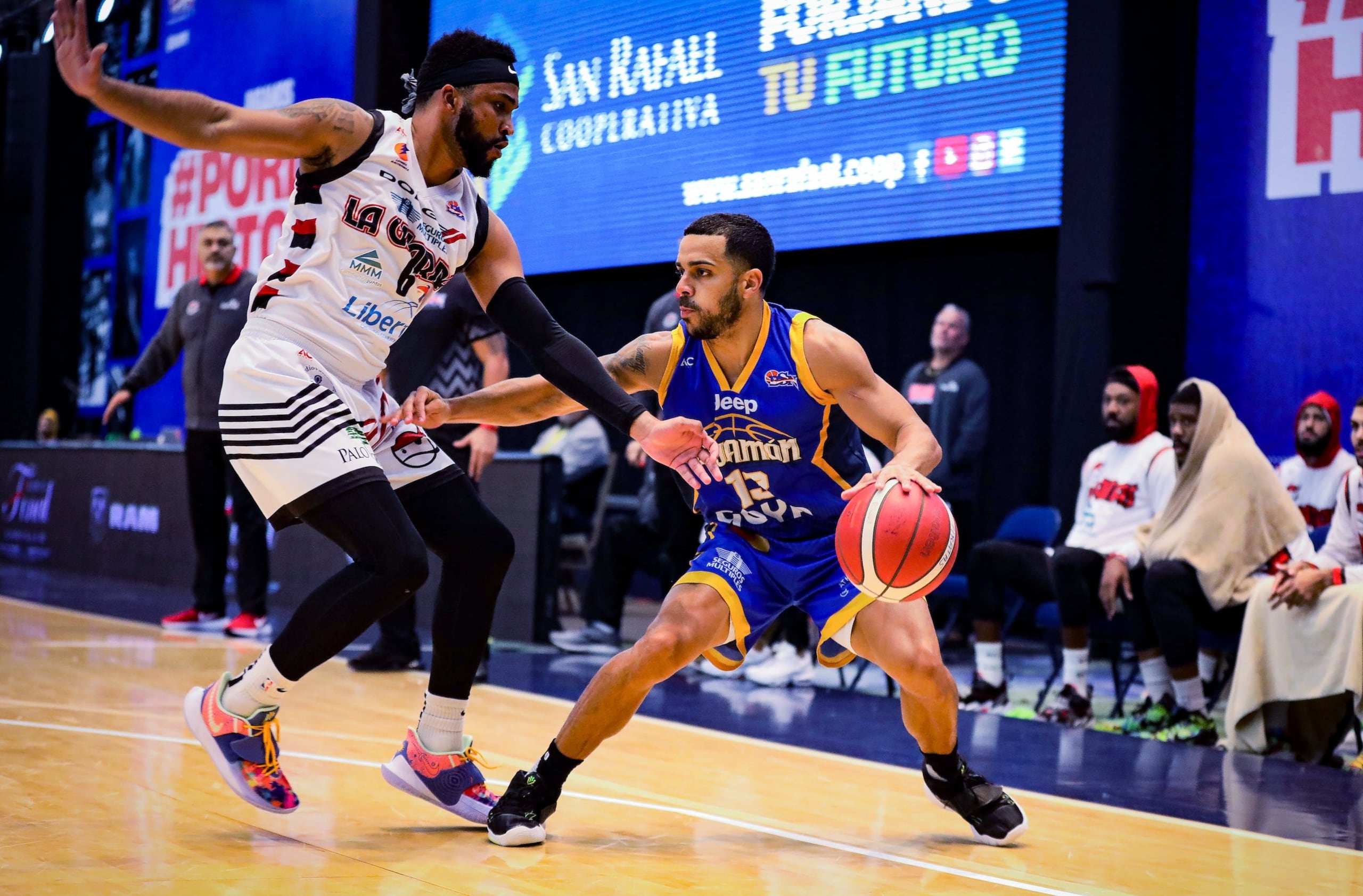 Ángel Rodríguez, de los Vaqueros de Bayamón, maneja el balón contra los Piratas de Quebradillas en el tercer juego de la final del BSN.