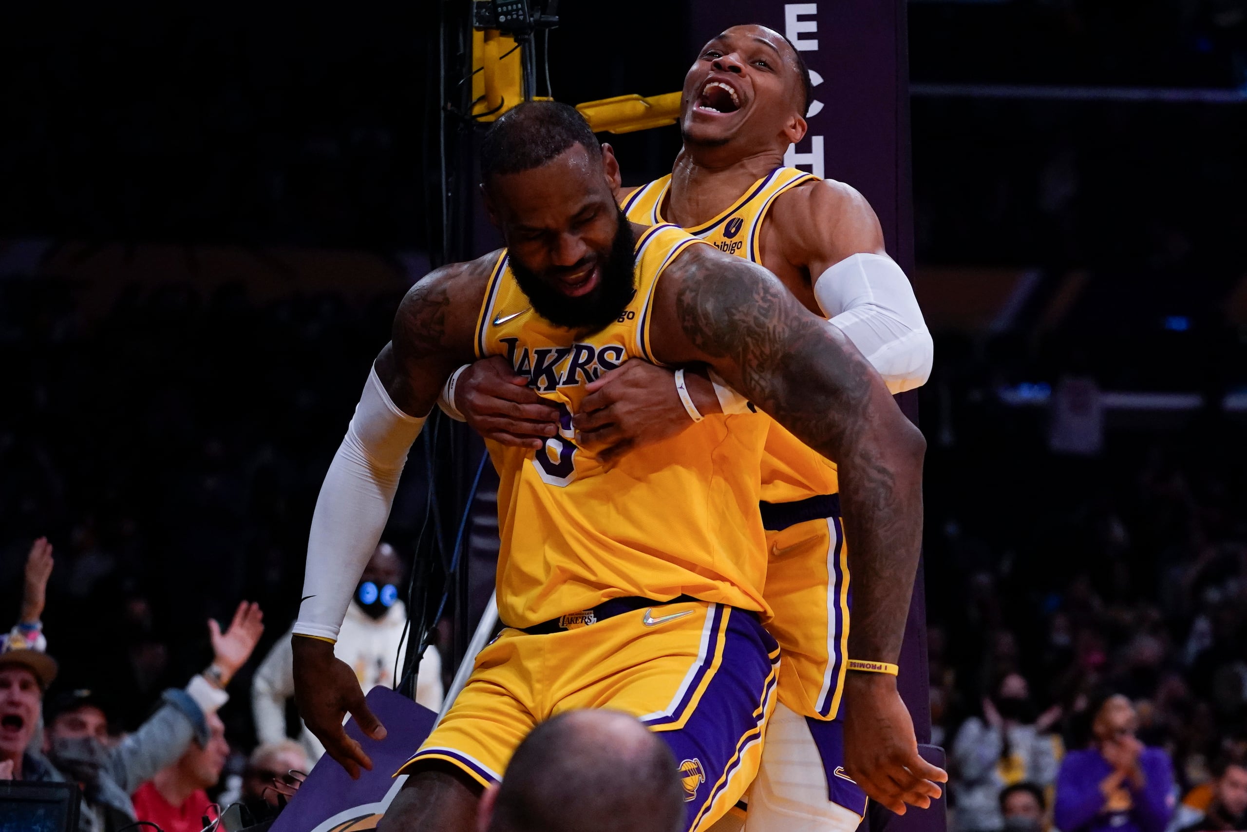 LeBron James es asistido por Russell Westbrook durante el partido contra los Pacers de Indiana.