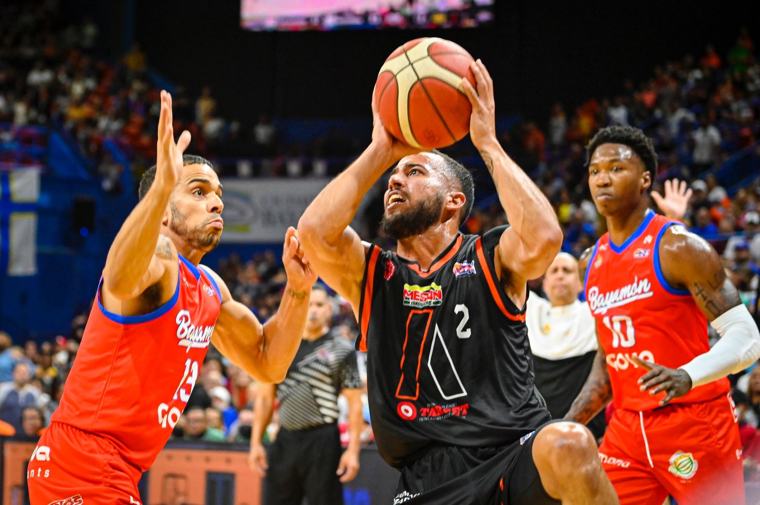 El cuarto partido de la serie final del Baloncesto Superior Nacional (BSN) se juega el domingo en la Arquelio Torres Ramírez desde las 8:00 p.m. Los Vaqueros de Bayamón dominan 2-1 a los Atléticos de San Germán. En la foto los vaqueros Ángel Rodríguez, a la izquierda y Kristian Doolittle. En el centro, Tjader Fernández, de San Germán.