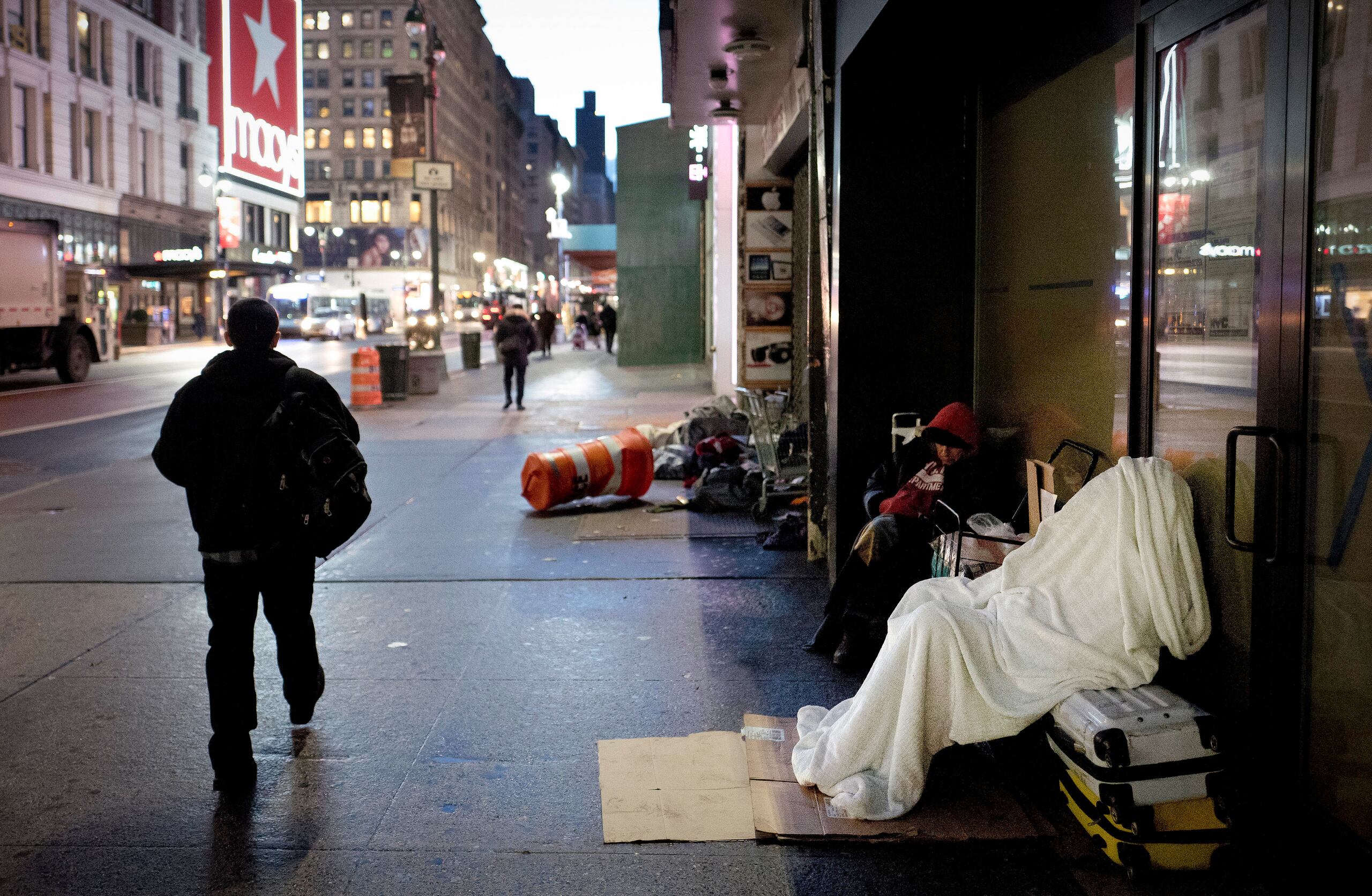 En enero del 2021, la municipalidad de Nueva York dijo que unas 1,100 personas estaban viviendo en parques y en las calles — una cifra considerada por activistas como insuficiente.