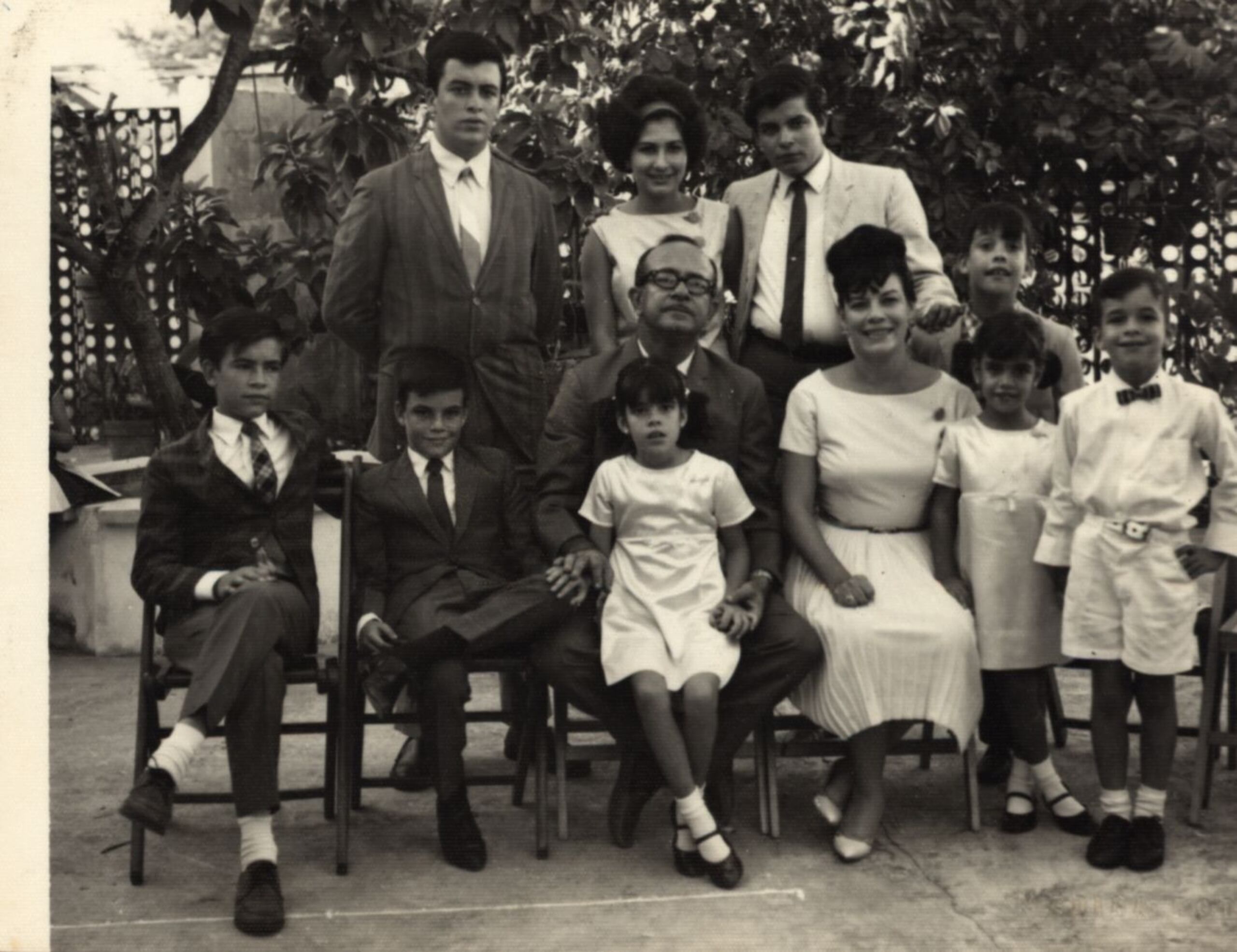 Atrás, Tomito, Ruby, Toño y Manolo, Al frente, Mario, Pedro, don Tommy, Luzie, doña Luzie, Hilda y Rafo.