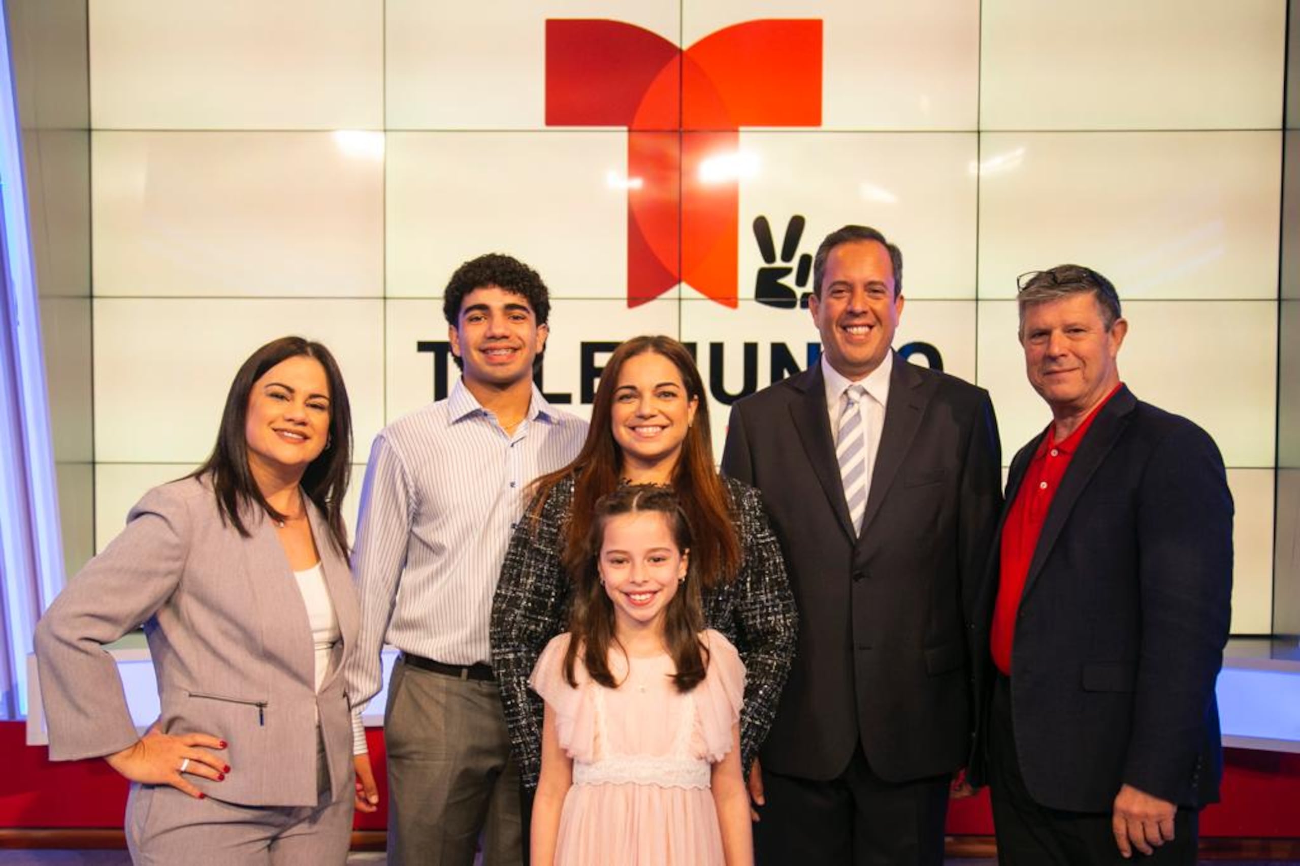 En la conferencia de prensa, encabezada por el presidente de Telemundo, José Cancela (derecha), participaron la vicepresidente de noticias del mismo canal, Dialma Santiago, y la familia del periodista, la esposa Priscila Vigoreaux y los hijos Rafael Antonio y Lena.