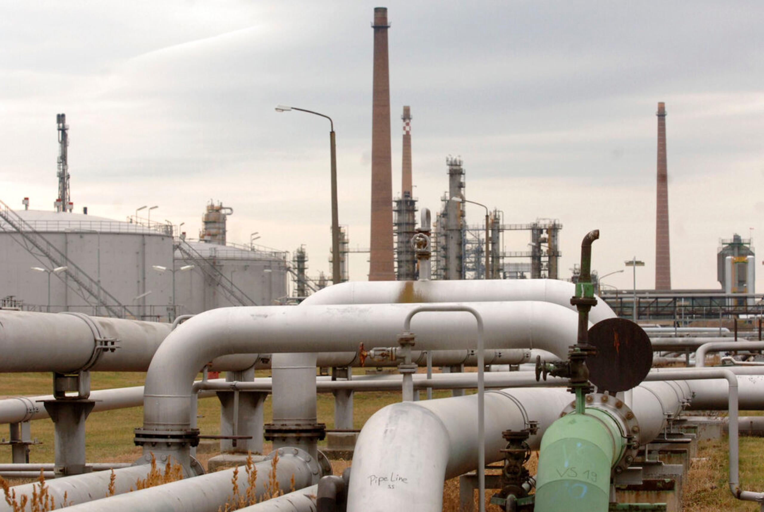 Una vista general de una estación de bombeo al final del oleoducto Druzhba en la refinería PCK de Alemania Oriental, en Schwedt, el 10 de enero de 2007.