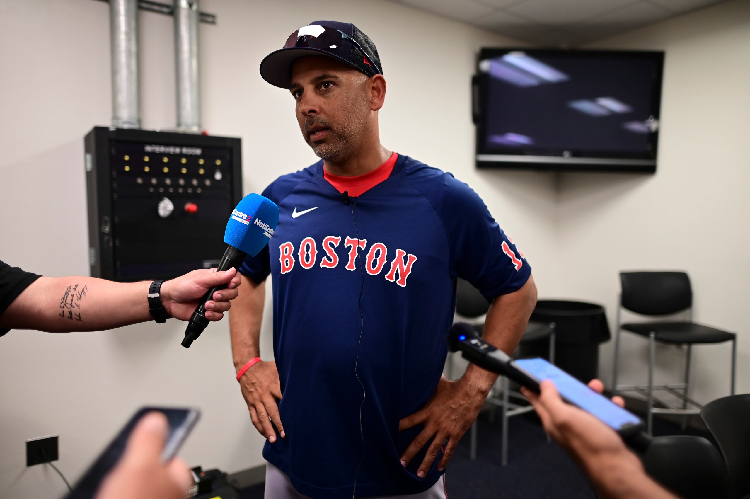 Alex Cora habla con la prensa previo al partido entre los Red Sox y Puerto Rico.