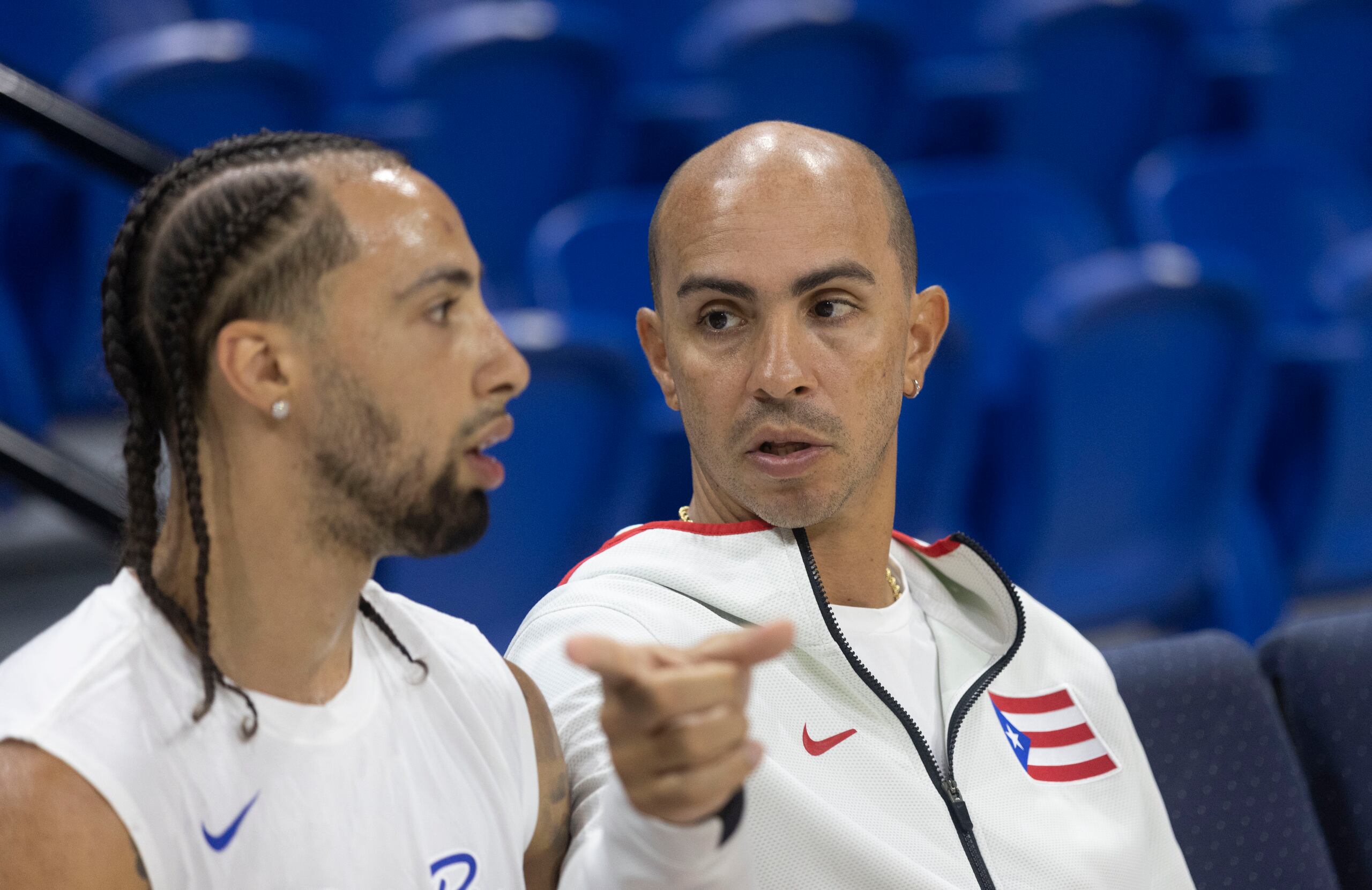 Carlos Arroyo -derecha- hizo 30 puntos, 6 rebotes, 4 asistencias y 3 robos de balón en su juego histórico. El desglose de José Alvarado en esas estadísticas fueron de 38-3-3-1.