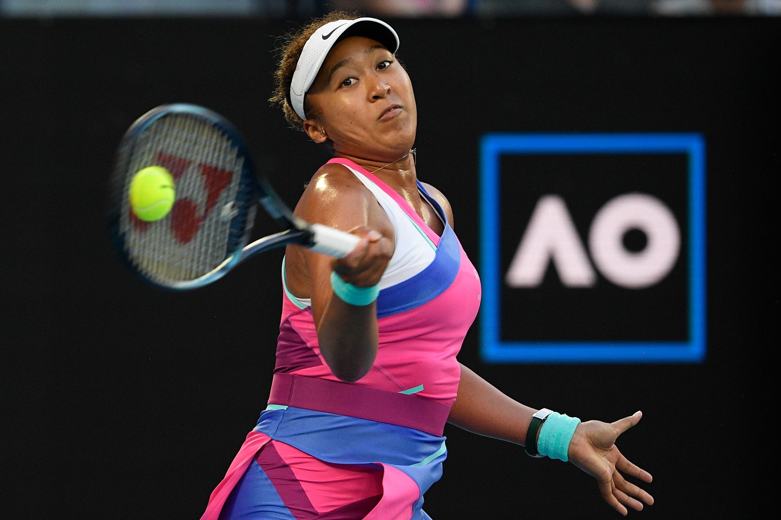 La japonesa Naomi Osaka juega ante la estadounidense Madison Brengle en su partido de segunda ronda del Abierto de Australia en Melbourne, Australia, el miércoles 19 de enero de 2022.