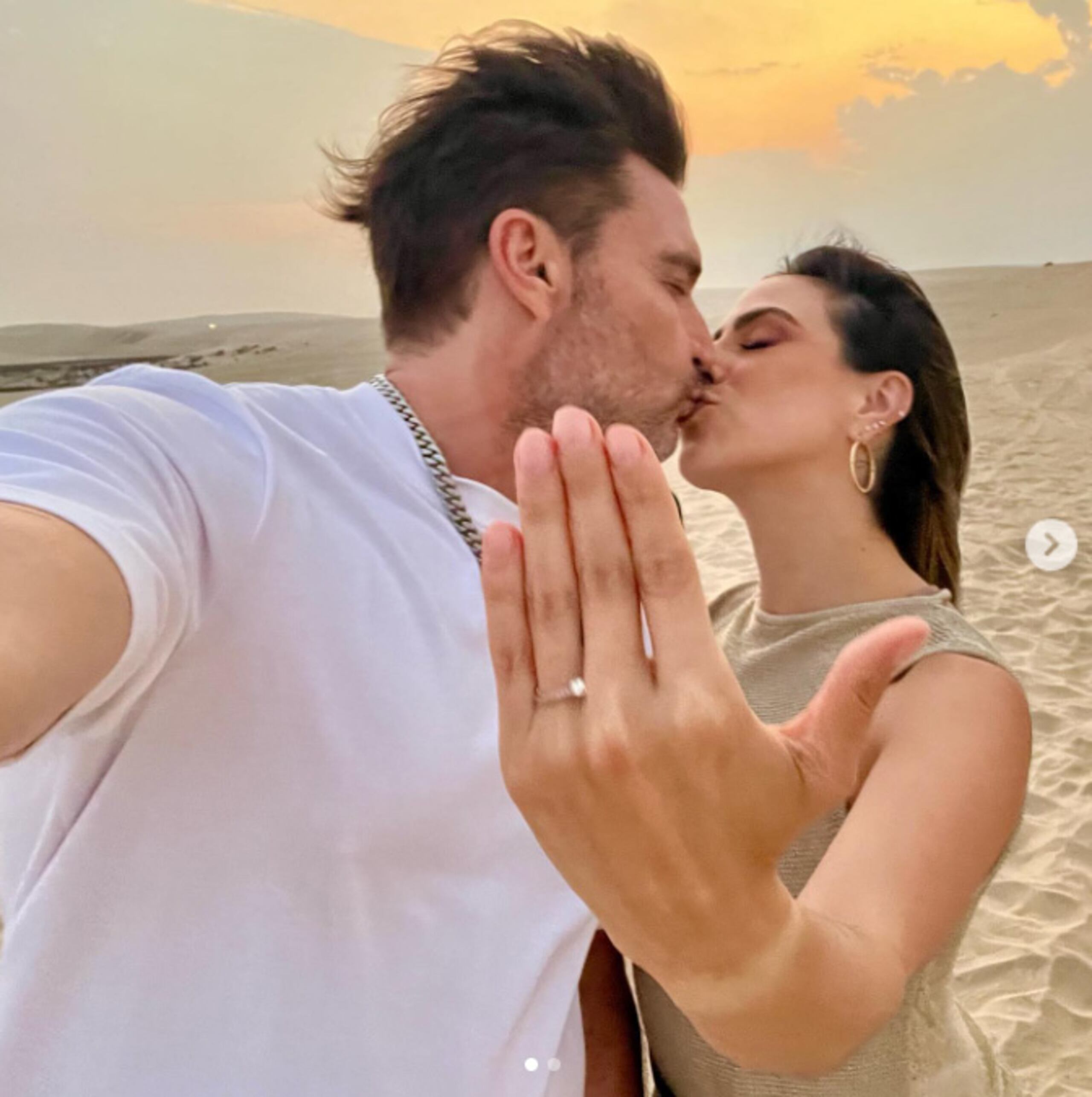 Julián Gil se compromete en Qatar con su novia Valería Marín