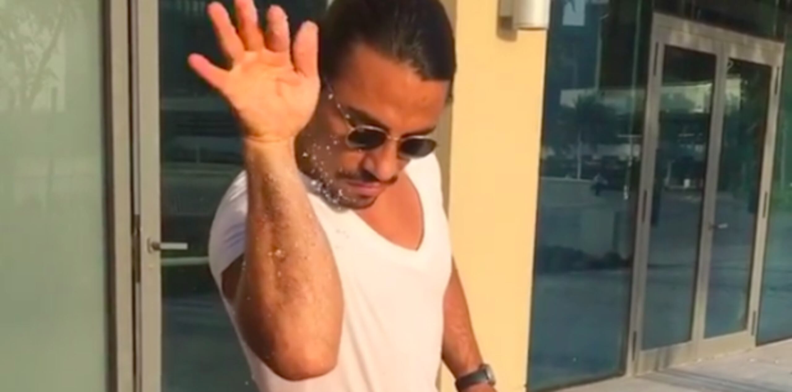 Nusret Gökçe, conocido en la Internet como "Salt Bae", fue el primer éxito viral del 2017 por su peculiar forma de adobar y cortar carne. (Instagram)