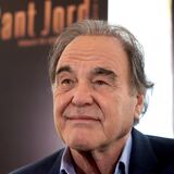 Oliver Stone afirma que unos “carniceros” desaparecieron el cerebro de Kennedy “por odio” 