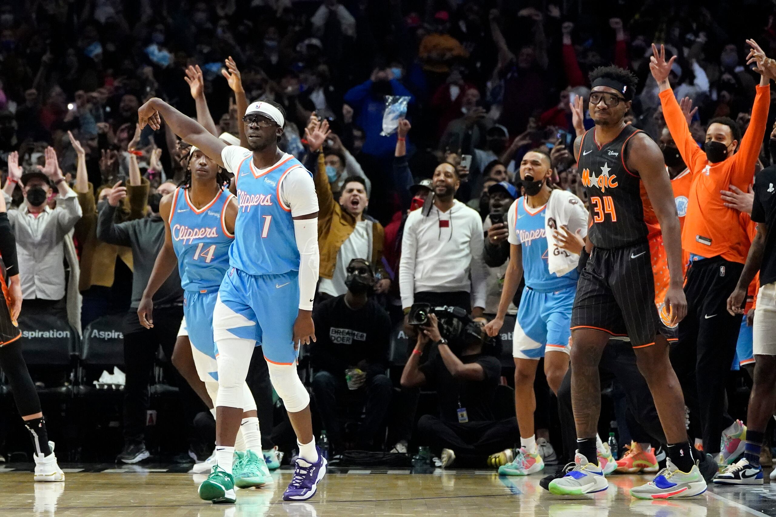 El defensa de los Clippers de Los Angeles, Reggie Jackson (1), se voltea para comenzar la celebración tras su decisivo canasto del sábado.