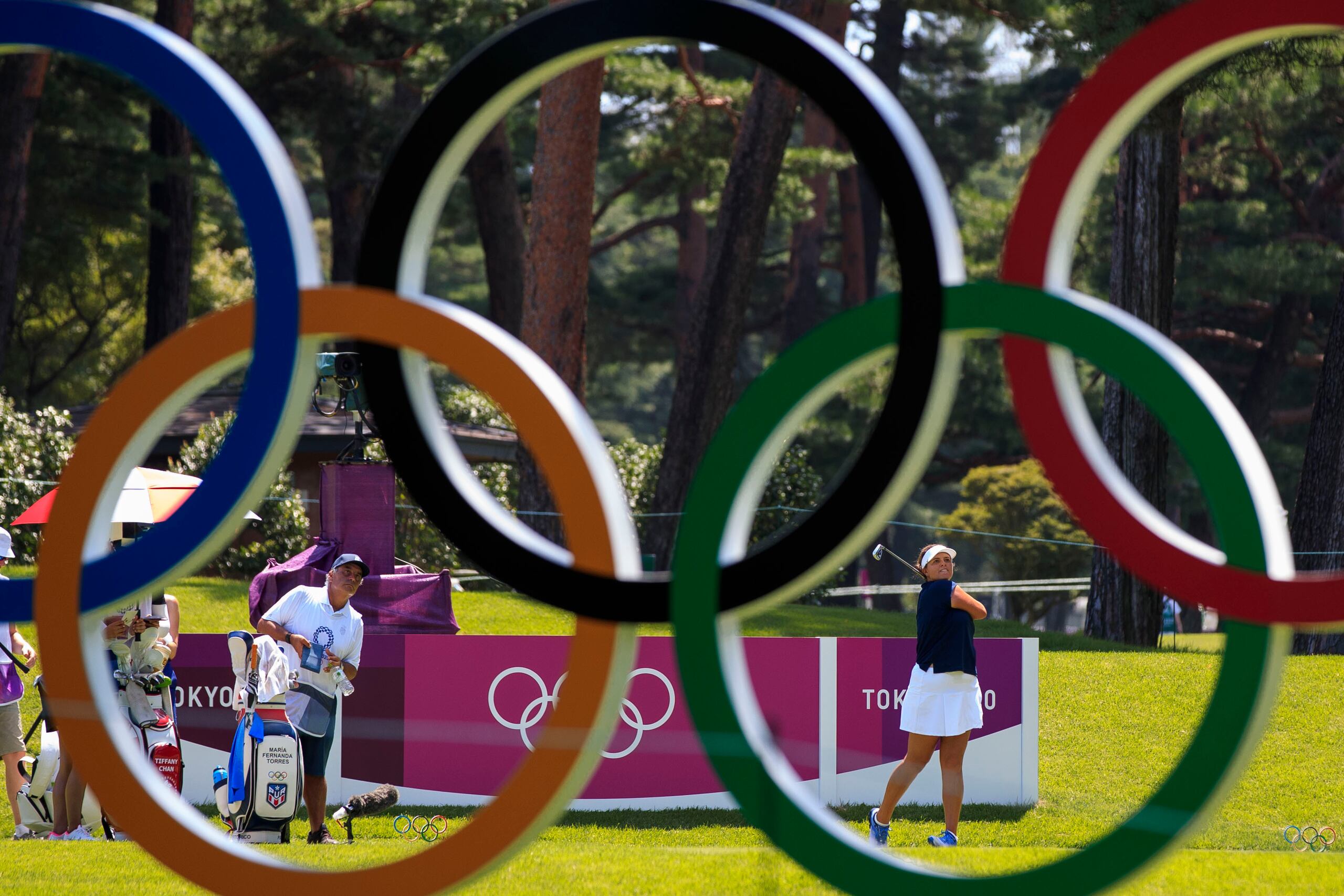 Marifé Torres, a la derecha, y su caddie y entrenador, Mariano Bartolomé, observan un tiro durante la ronda del miércoles.