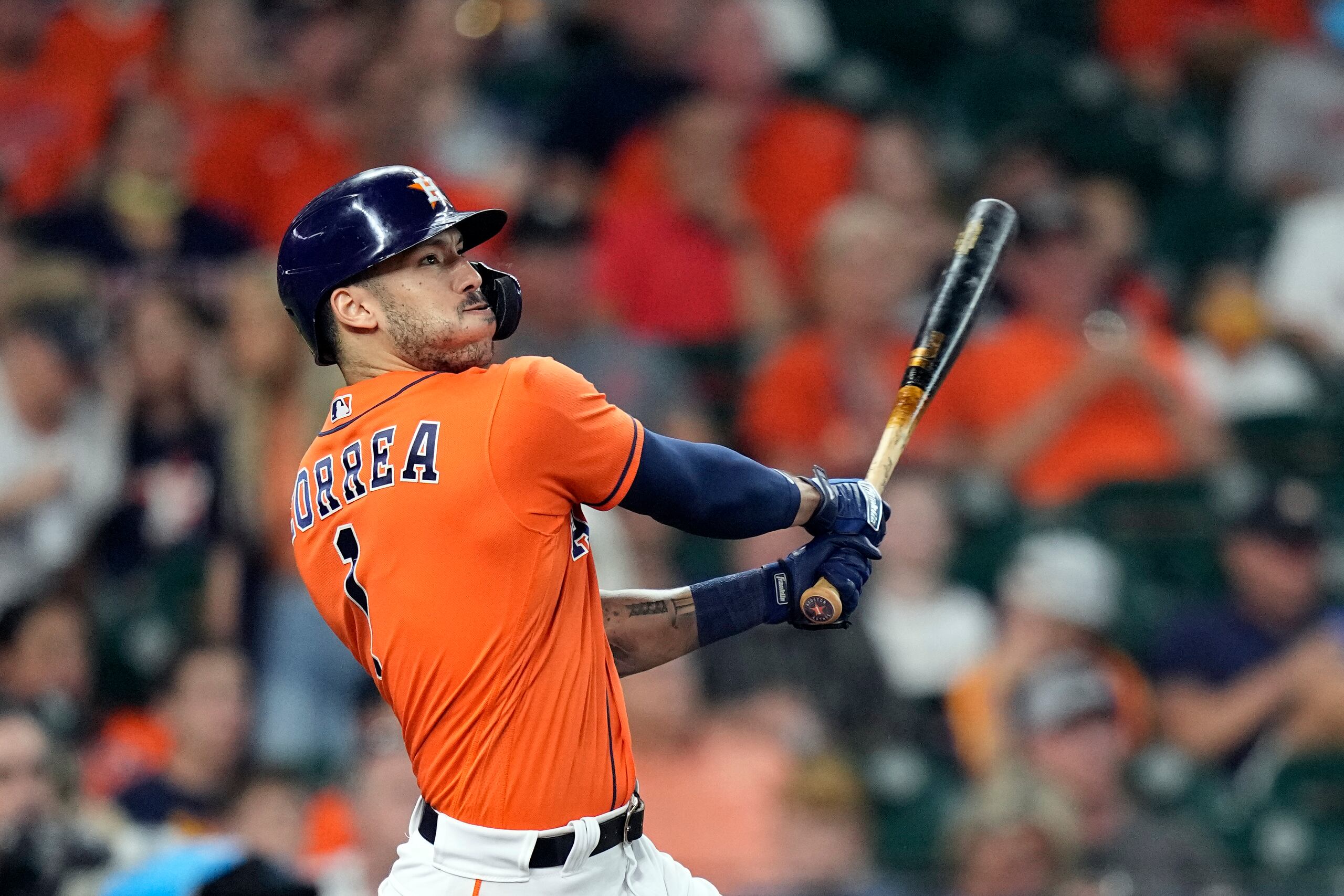 Carlos Correa observa el vuelo del triple remolcador que conectó el viernes ante los Mariners de Seattle.