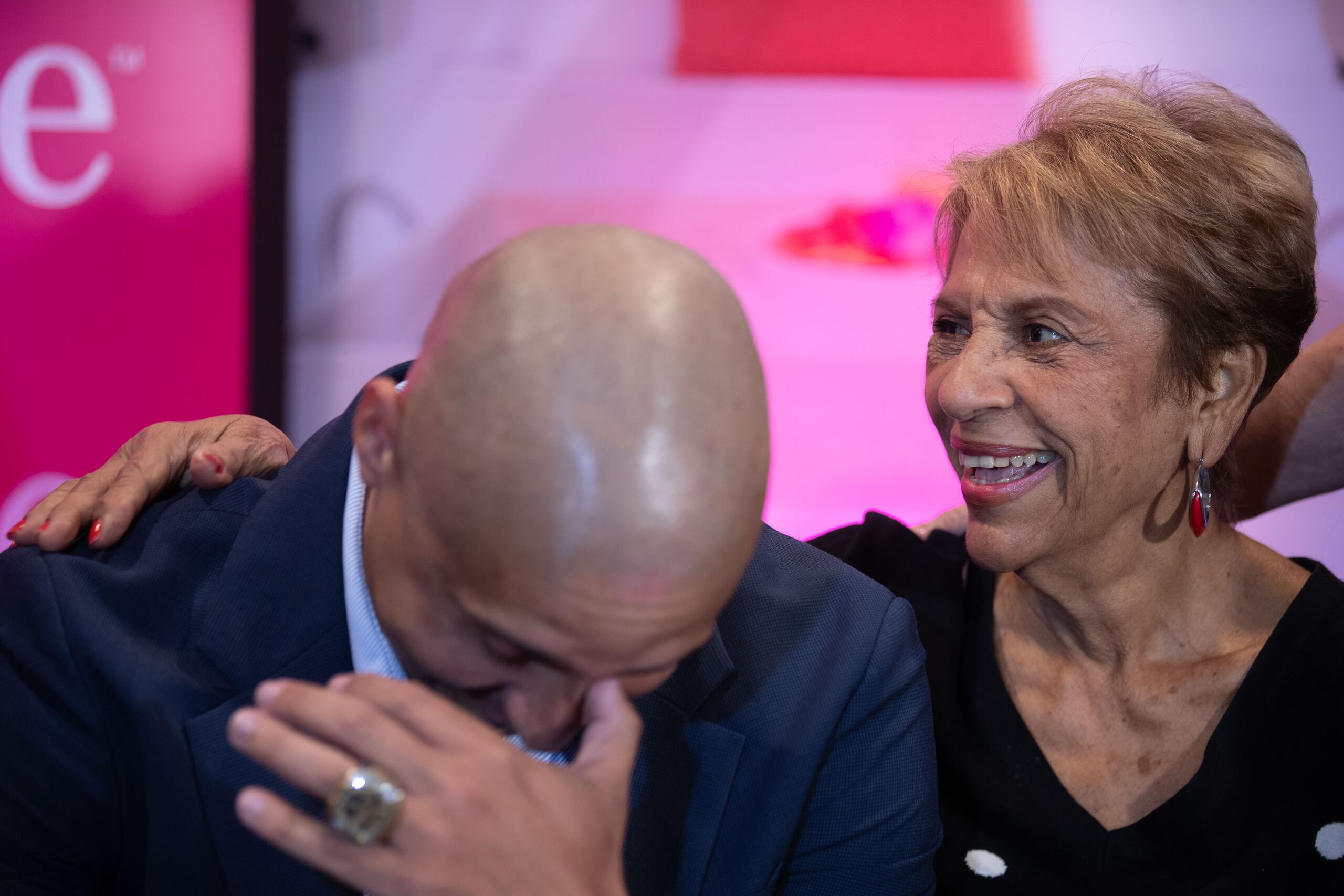 Nelson Colón se emociona al recibir un abrazo de su progenitora Rosalina Santiago.