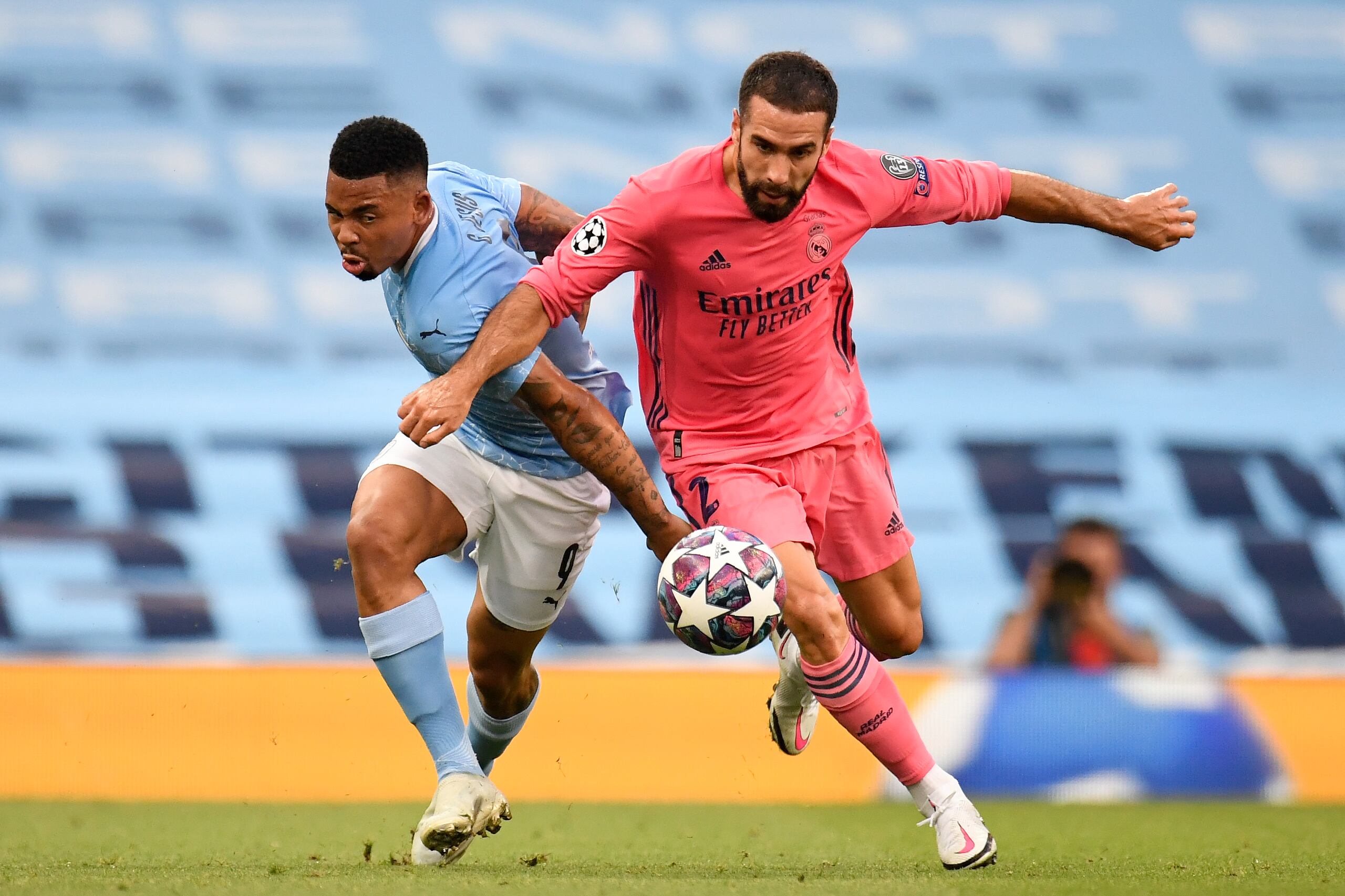 Gabriel Jesus, del Manchester (izquierda), intenta ganarle la posición a Dani Carvajal durante el juego en el que el equipo inglés dejó en el terreno al Real Madrid con una victoria 2-1.