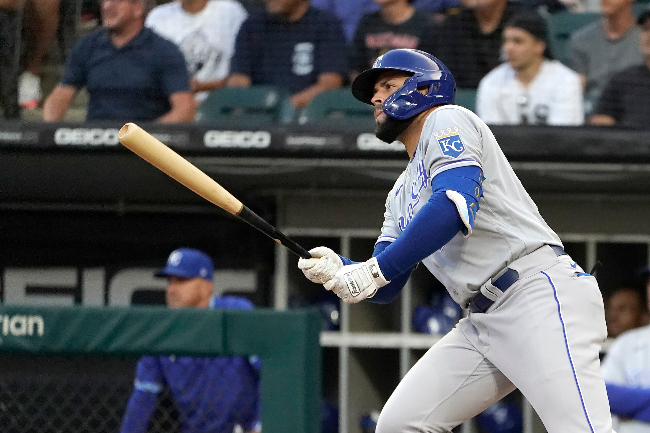 El boricua de los Royals de Kansas City, Emmanuel Rivera, observa el batazo que se convirtió en doblete, remolcó dos, y encaminó a los Royals a un triunfo 3-2 sobre los White Sox el jueves.