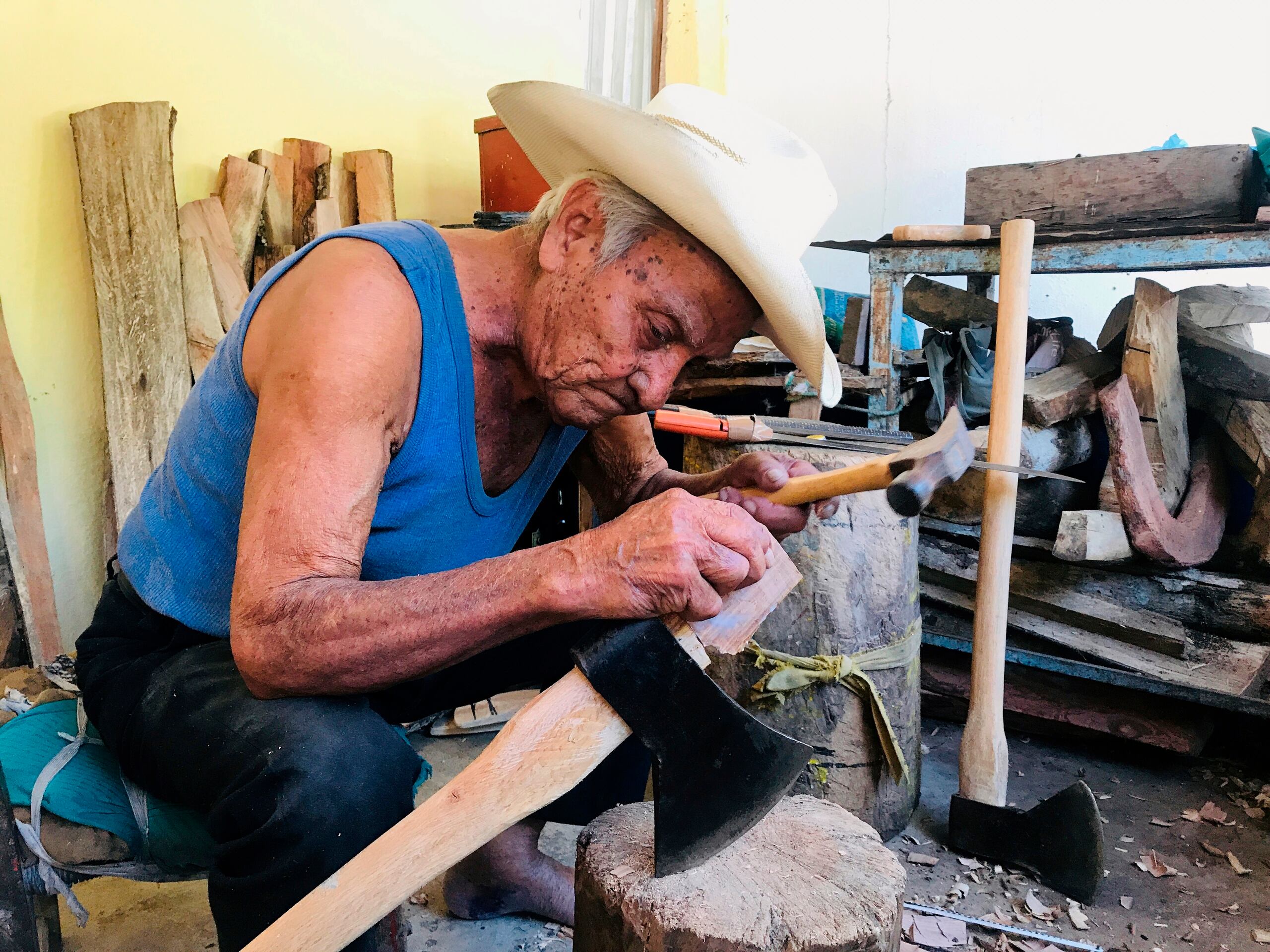 El artesano Don Valente trabaja en su taller el jueves 8 de octubre de 2020, en Acapulco.