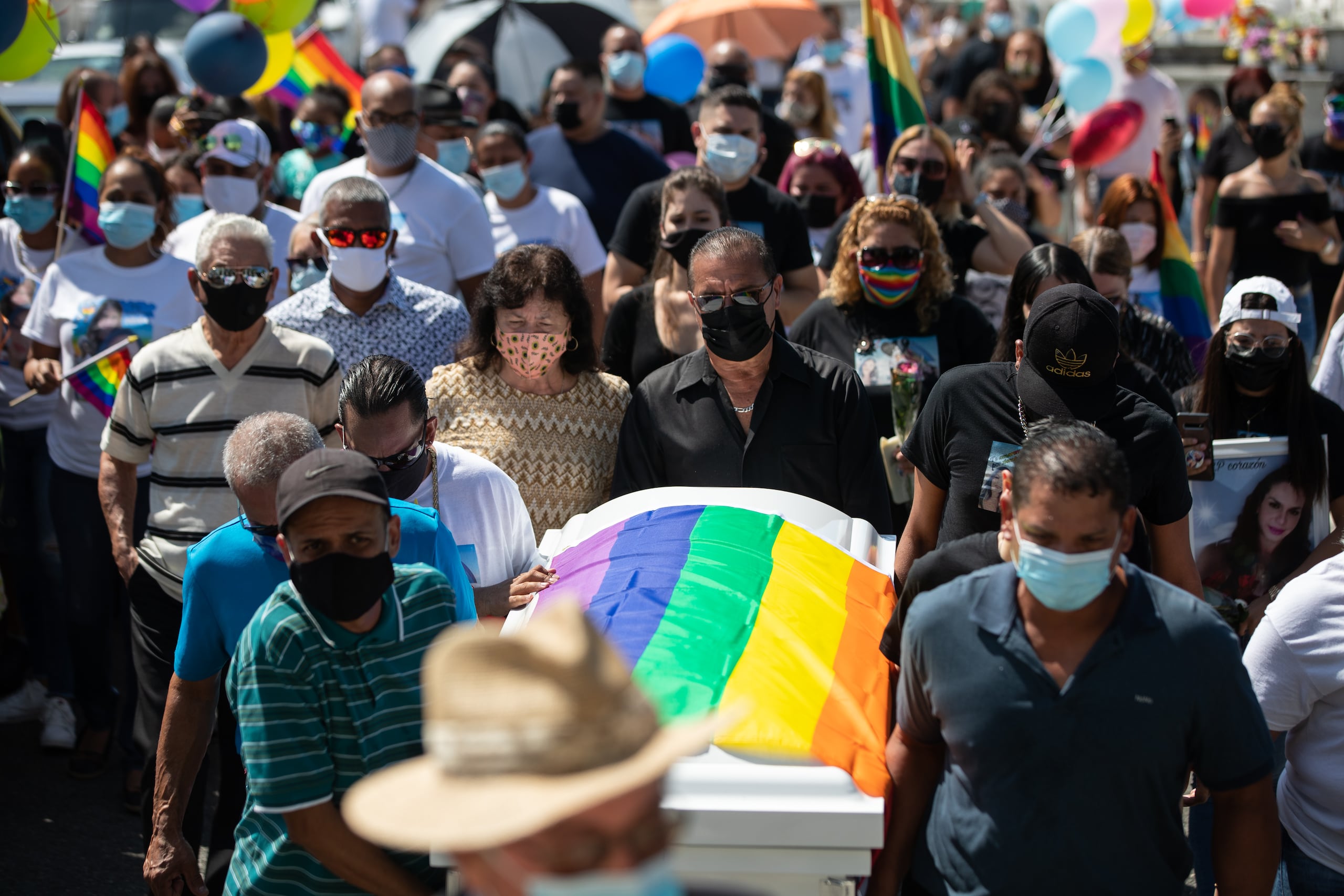 Muchos acudieron hoy a la funeraria Avilés Memorial y luego se trasladaron al cementerio municipal de Sabana Grande para darle el último adiós.