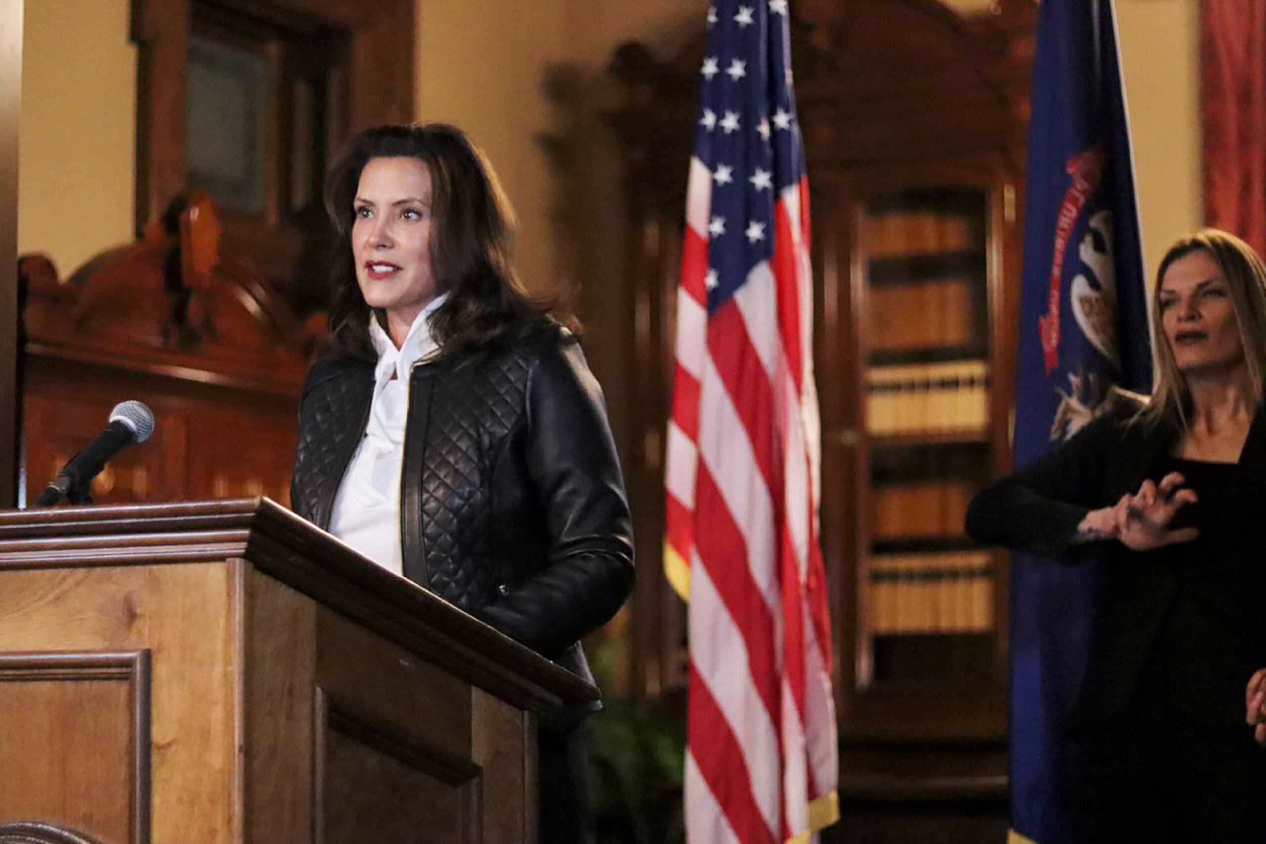 Con la firma de la gobernadora Gretchen Whitmer, demócrata, el proyecto de ley que revocaba esa prohibición fue promulgado y eliminó de la legislación estatal la ley anterior que penalizaba el aborto.