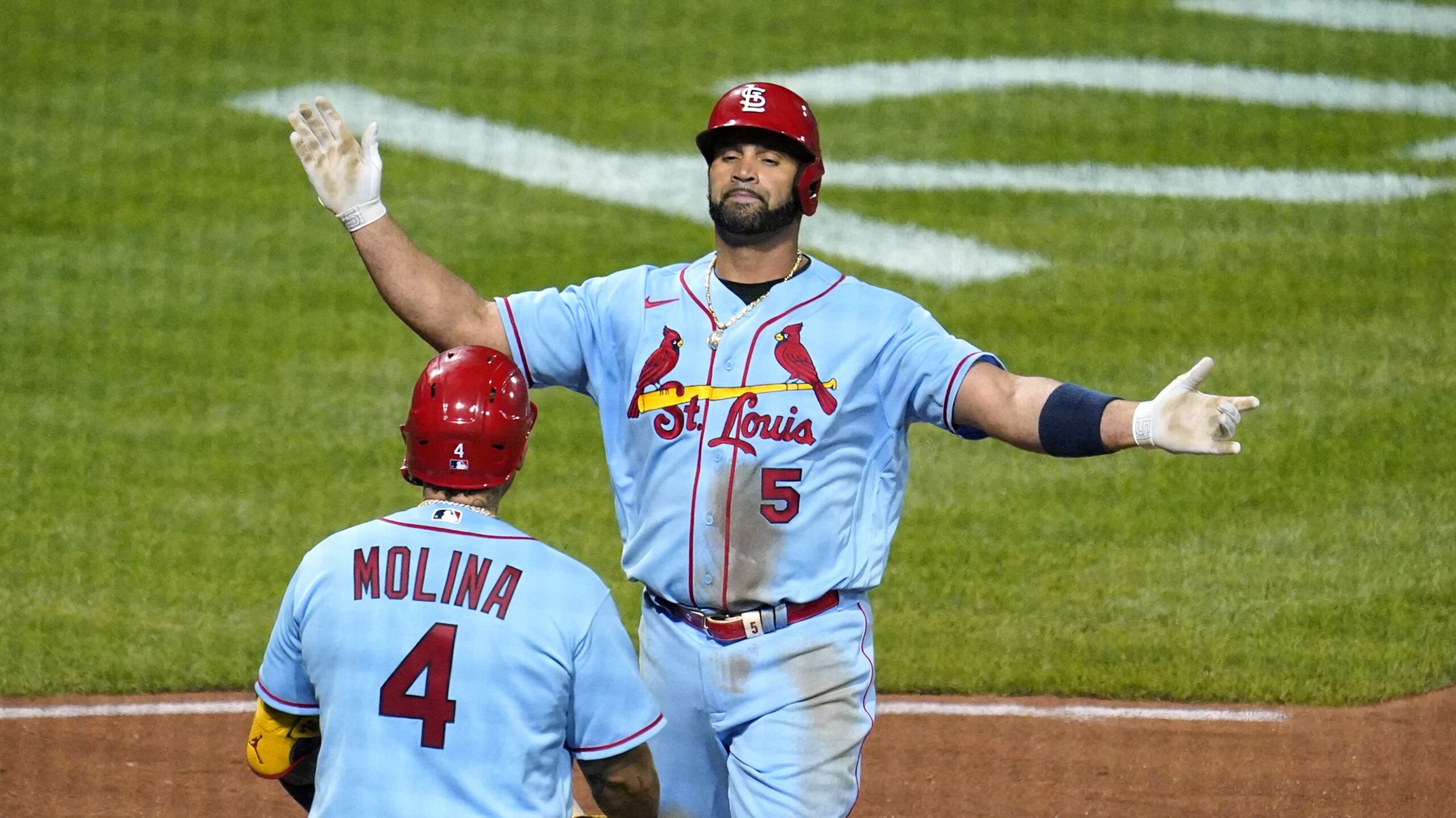 Albert Pujols va camino a abrazarse con Yadier Molina luego de sacudir el jonrón número 696 de su carrera en las Mayores. Eso sucedió la semana pasada. Actualmente el toletero está a dos de ser el cuarto hombre en la historia en llegar a los 700.